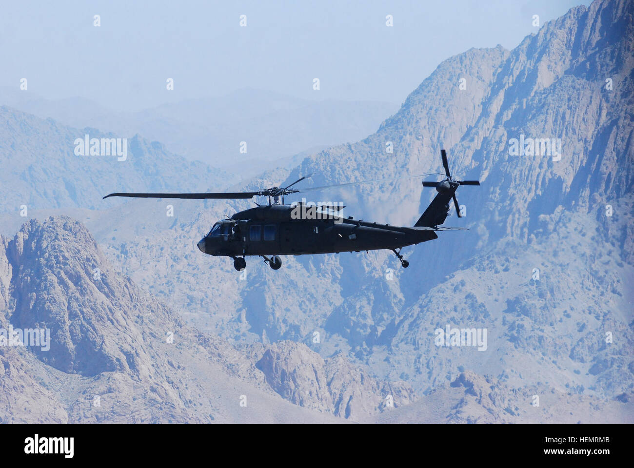 Ein UH - 60M Black Hawk-Hubschrauber aus C Company, 2. Bataillon (Angriff), 10. Combat Aviation Brigade, Task Force Falcon, navigiert einen Gebirgspass in der Paktya Provinz, Afghanistan, auf dem Weg nach Kabul während einer Personal-Bewegung-Mission 25. September 2013. 10. combat Aviation Brigade Angriff Bataillon in den Himmel 130925-A-SM524-378 Stockfoto