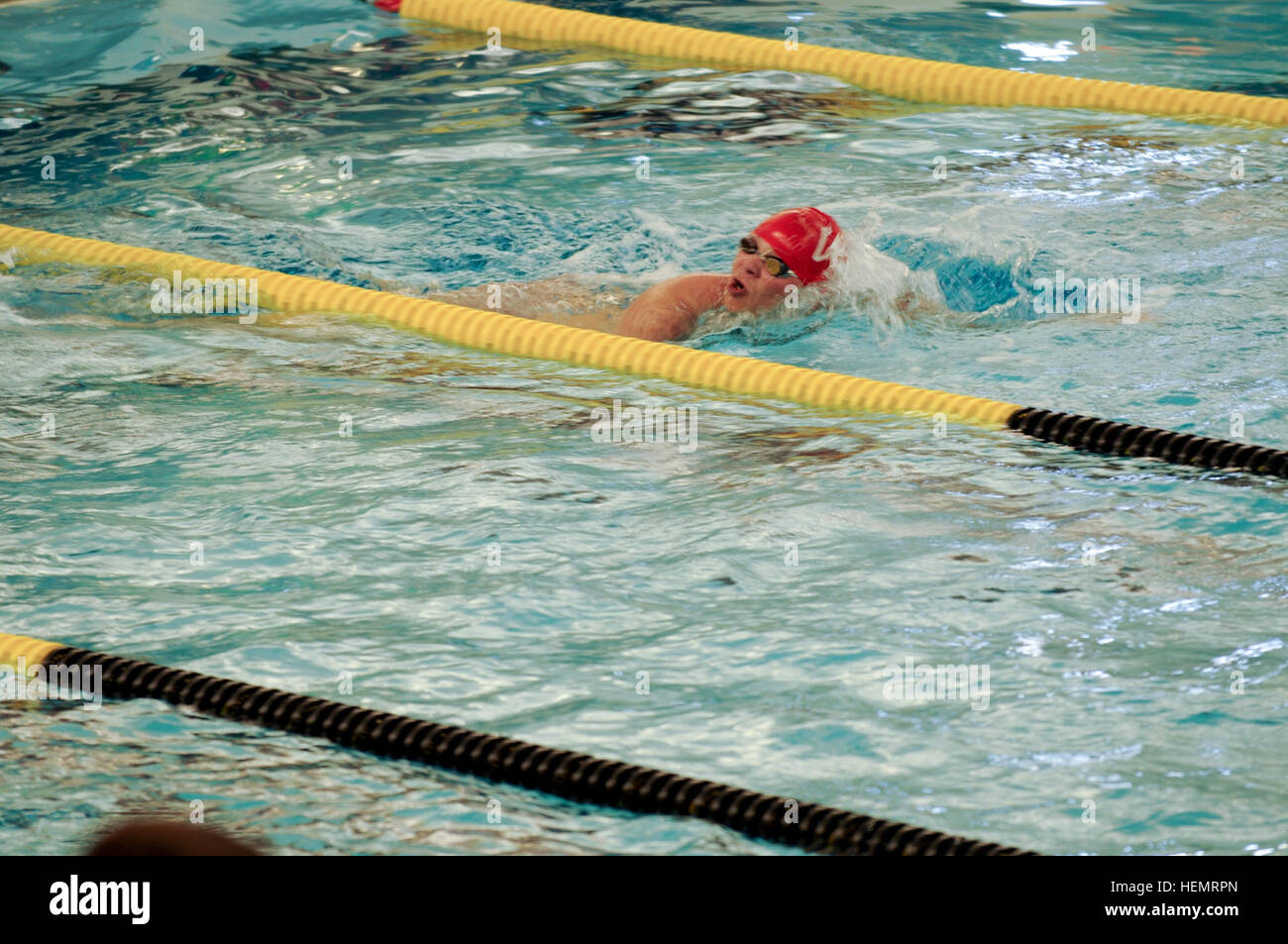Ein Konkurrent schwimmt das 400-Meter-schwimmen-Ereignis des Eisen-Soldat-Sprint-Triathlon in Fort Bliss, Texas, Sept. 28. (Foto: US-Armee von Sgt. Jarred Woods, 16. Mobile Public Affairs-Abteilung) Eisen-Soldat-Sprint-Triathlon 130928-A-ZA744-016 Stockfoto