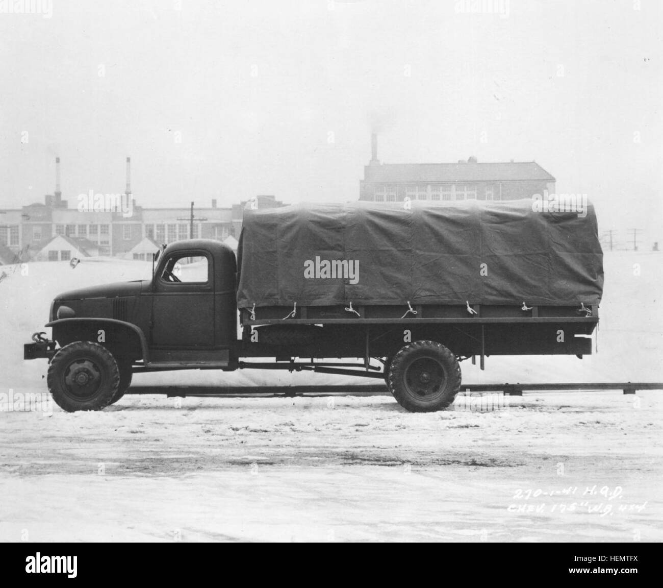 Der Chevrolet G506 Lastwagen mit langem Radstand ist ein Militärfahrzeug, das für den Transport von Personal, Ausrüstung und Zubehör im Feldeinsatz eingesetzt wird und Zuverlässigkeit und logistische Unterstützungsmöglichkeiten demonstriert. Stockfoto