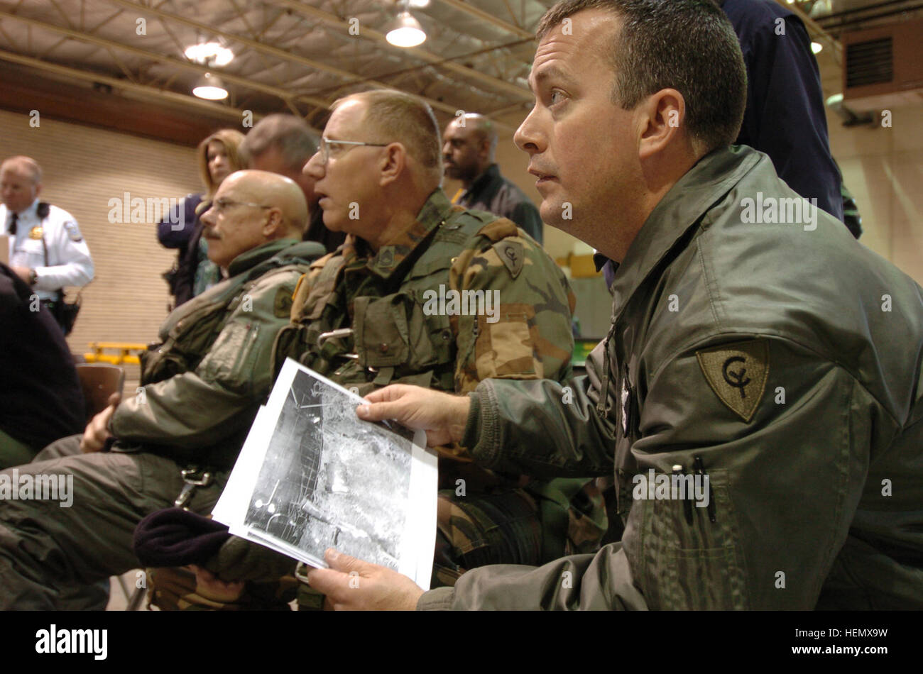 Sgt. 1. Klasse Joseph T. Donohue (v.l.), Sgt. 1. Klasse Robert F. Ketchum und Staff Sgt. James M. Thrasher, alle UH-60 Blackhawk Besatzungsmitglieder mit der Ohio Army National Guard, besuchen ein Briefing 31. Oktober 2007, vor dem Extrahieren von einem abgestürzten Hubschrauber Columbus Police Department von den Ufern des Scioto River nahe der Innenstadt von Columbus. (Foto: U.S. Army Staff Sgt Kimberly D. Snow) (Freigegeben) Blackhawk Hubschrauber unterstützt Columbus Police Department mit abgestürzten Flugzeug 63447 Stockfoto