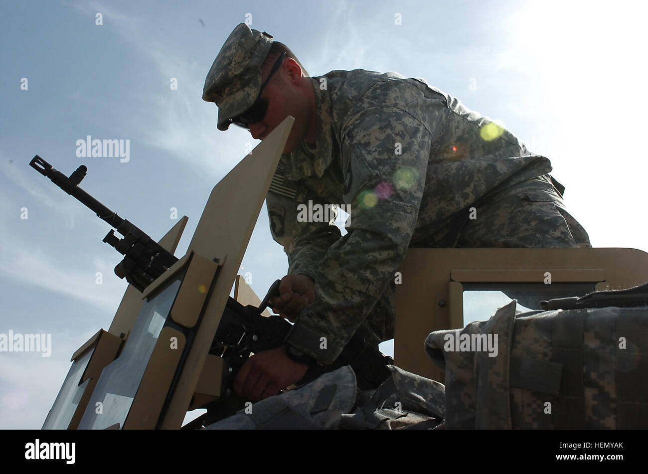 SPC. Christopher Knutti, M240 B Kanonier und gebürtig aus Fredericksburg, VA., mit der persönlichen Sicherheitsabteilung, 2nd Brigade Combat Team, 101st Airborne Division (Air Assualt), bereitet seine Waffe vor eine Bewegung zur gemeinsamen Sicherheit Station Fackel, 15. November. Die PSD-Team bewegt sich täglich, Begleitung der Brigade Befehl Sergeant-Major, Command Sergeant Major Scott Schroeder, Soldaten im ganzen Nordwesten Bagdad zu besuchen. (US Armee-Foto von Sgt. James P. HUnter, 2. BCT, 101. Abn. Div. Public Affairs) ausgebildet, Sicherheitsabteilung bereit 66250 Stockfoto