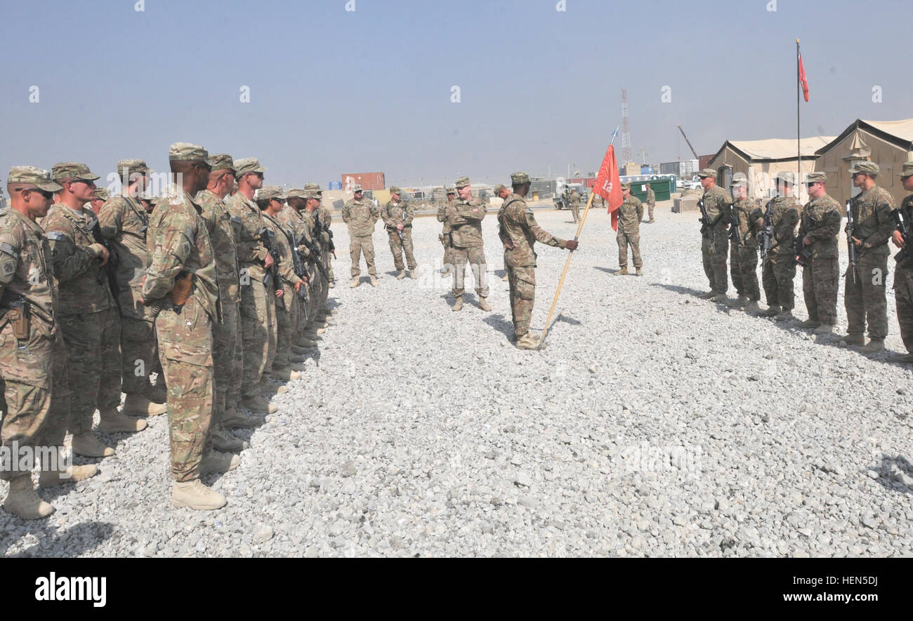 US Army Major General Duane Gamble, Center, der stellvertretender Kommandierender general des 1. Theater Sustainment Command, gratuliert Soldaten zugewiesen 864th Pionier-Bataillon für ihre Leistungen mit der retrograden Mission vor Vergabe Combat Action Abzeichen zu acht Soldaten mit dem Gerät in Bagram Airfield, Parwan Provinz, Afghanistan, 7. Oktober 2013. (Foto: US-Armee Sgt. 1. Klasse Timothy Rasen/freigegeben) US Army Major General Duane Gamble, Center, der stellvertretender Kommandierender general des 1. Theater Sustainment Command, gratuliert Soldaten zugewiesen 864th Pionier-Bataillon f Stockfoto