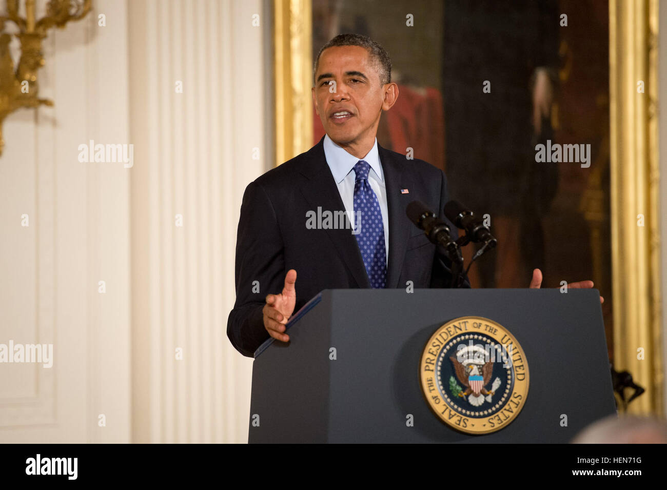 Präsident Barack Obama gibt Anmerkungen während einer Zeremonie zu Ehren des ehemaligen Captain William D. Swenson im East Room des weißen Hauses, 15. Oktober 2013, Medal Of Honor.  In sechs Stunden kontinuierlicher Kampf gegen mehr als 60 gut bewaffnet, gut positionierte feindliche Kämpfer Swenson trotzten intensive Feind Feuer und vorsätzlich setzte sein Leben in Gefahr gegen den Feind Bemühungen, mehrere Male im Dienst seiner gefallenen und verwundeten Kameraden während seiner Zeit als afghanische Grenzpolizei Berater, zur Unterstützung der 1st Battalion 32nd Infanterie-Regiment, 3rd Brigade Combat Team , 10th Mountain Division (leichte Infanterie) Stockfoto