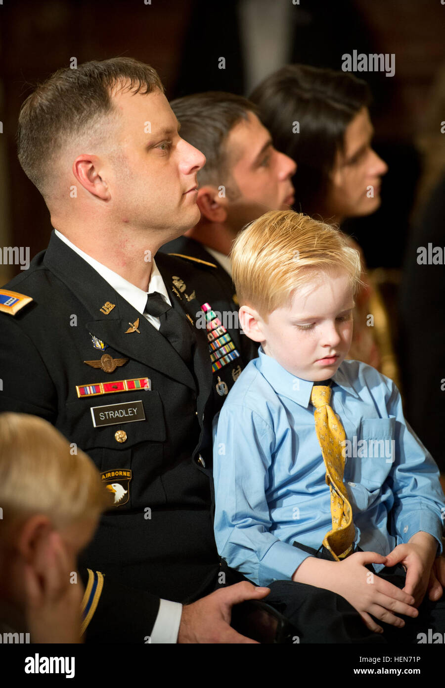 Chief Warrant Officer 4 Stradley beobachtet die Präsentation von Medal Of Honor, ehemaliger Captain William D. Swenson von Präsident Barack Obama im East Room des weißen Hauses, 15. Oktober 2013. In sechs Stunden kontinuierlicher Kampf gegen mehr als 60 gut bewaffnet, gut positionierte feindliche Kämpfer Swenson trotzten intensive Feind Feuer und vorsätzlich setzte sein Leben in Gefahr gegen den Feind Bemühungen, mehrere Male im Dienst seiner gefallenen und verwundeten Kameraden während seiner Zeit als afghanische Grenzpolizei Berater, zur Unterstützung der 1st Battalion 32nd Infanterie-Regiment, 3rd Brigade Combat Team , 10. Bohranlage Stockfoto