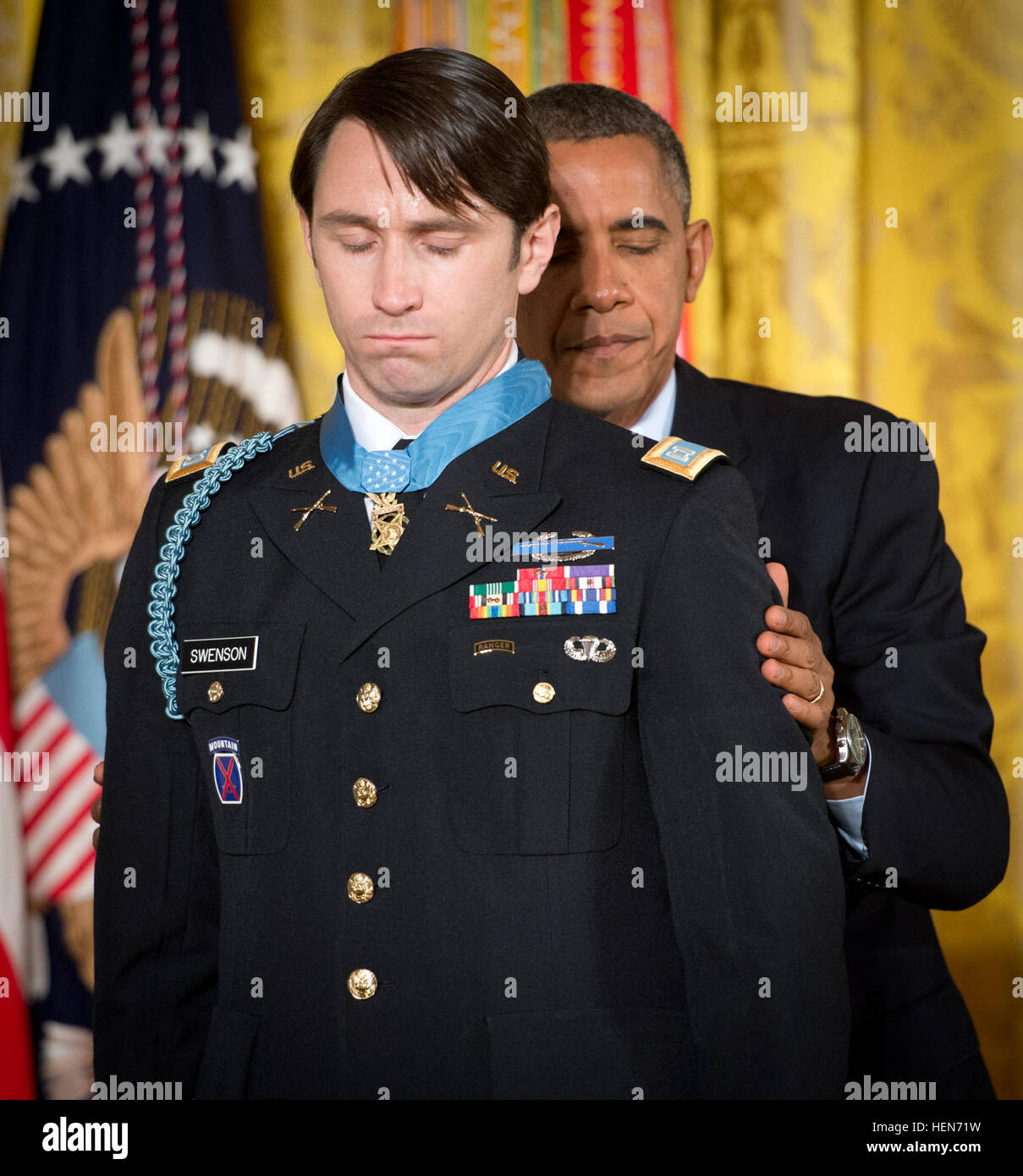Präsident Barack Obama greift die Schultern der ehemaligen Captain William D. Swenson, kurz nachdem er ihn mit der Medal Of Honor im East Room des weißen Hauses, 15. Oktober 2013 vorgestellt. In sechs Stunden kontinuierlicher Kampf gegen mehr als 60 gut bewaffnet, gut positionierte feindliche Kämpfer Swenson trotzten intensive Feind Feuer und vorsätzlich setzte sein Leben in Gefahr gegen den Feind Bemühungen, mehrere Male im Dienst seiner gefallenen und verwundeten Kameraden während seiner Zeit als afghanische Grenzpolizei Berater, zur Unterstützung der 1st Battalion 32nd Infanterie-Regiment, 3rd Brigade Combat Team , 10. Mountain Division () Stockfoto