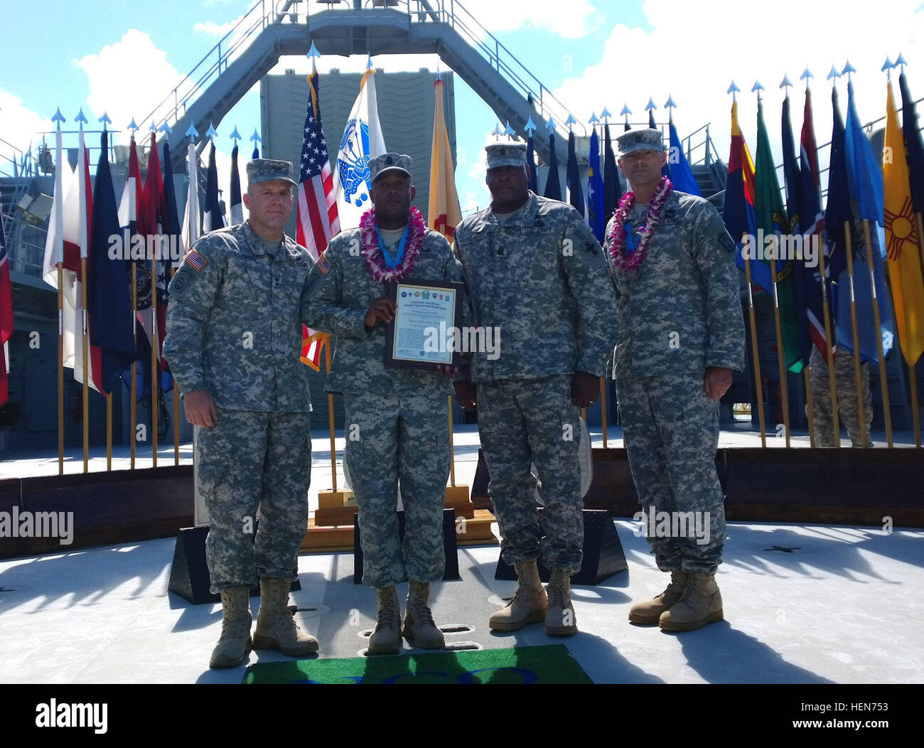 (von links nach rechts) Generalmajor Stephen Lyons, Kommandierender general für die 8. Theater Sustainment Command; 1st Sgt. Derick Graham, First Sergeant für das 25. Transportunternehmen; Command Sergeant Major Nathan Hunt, meldete Senior Berater der 8. TSC; und Command Sergeant Major Richard Woodring, Senior Berater der 8. Military Police Brigade, Pose für ein Foto nach Graham seine ehrenamtlichen Induktion in den SGT Audie Murphy Club während der vierteljährlichen SAMC von Hawaii Induktion Zeremonie, Okt. 16, an Bord des Schiffes von logistische Unterstützung 7, SSgt. Robert T. Kuroda erhalten. SAMC Hawaii führt Stockfoto