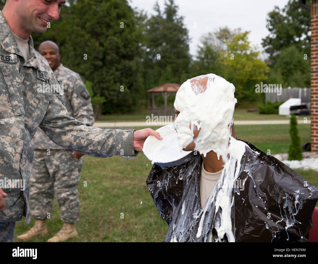 US Army Spc. Brooks Schnetzler trifft Sgt. 1. Klasse Thea SM in das Gesicht mit einem Kuchen während einer Familiengruppe Bereitschaft-Veranstaltung an der 55. Signal Company, Fort George G. Meade, Maryland, 17. Oktober 2013. Die BRD-Veranstaltung wurde durchgeführt, um Geld, während die Soldaten die Möglichkeit, auf eine Torte zu bieten, eine Führungskraft mit getroffen. (US Armee-Foto von Sgt. Evangelia Grigiss/freigegeben) BRD-Torte im Gesicht Spendenaktion 131017-A-LQ527-468 Stockfoto US Army Spc. Brooks Schnetzler trifft Sgt. 1. Klasse Thea SM in das Gesicht mit einem Kuchen während einer Familiengruppe Bereitschaft-Veranstaltung an der 55. Signal Company, Fort George G. Meade, Maryland, 17. Oktober 2013. Die BRD-Veranstaltung wurde durchgeführt, um Geld, während die Soldaten die Möglichkeit, auf eine Torte zu bieten, eine Führungskraft mit getroffen. (US Armee-Foto von Sgt. Evangelia Grigiss/freigegeben) BRD-Torte im Gesicht Spendenaktion 131017-A-LQ527-468 Stockfoto