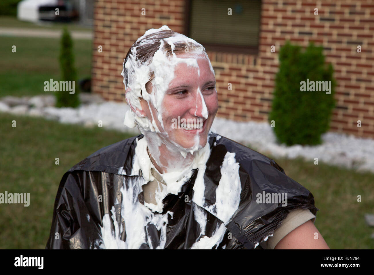 US Armee Sgt. Kristina Truluck lächelt mit Torte im Gesicht während einer Familie Bereitschaft Gruppenveranstaltung an der 55. Signal Company, Fort George G. Meade, Maryland, 17. Oktober 2013. Die BRD-Veranstaltung wurde durchgeführt, um Geld, während den Soldaten die Möglichkeit, auf eine Torte zu bieten, eine Führungskraft mit getroffen. (US Armee-Foto von Sgt. Evangelia Grigiss/freigegeben) BRD-Torte im Gesicht Spendenaktion 131017-A-LQ527-609 Stockfoto