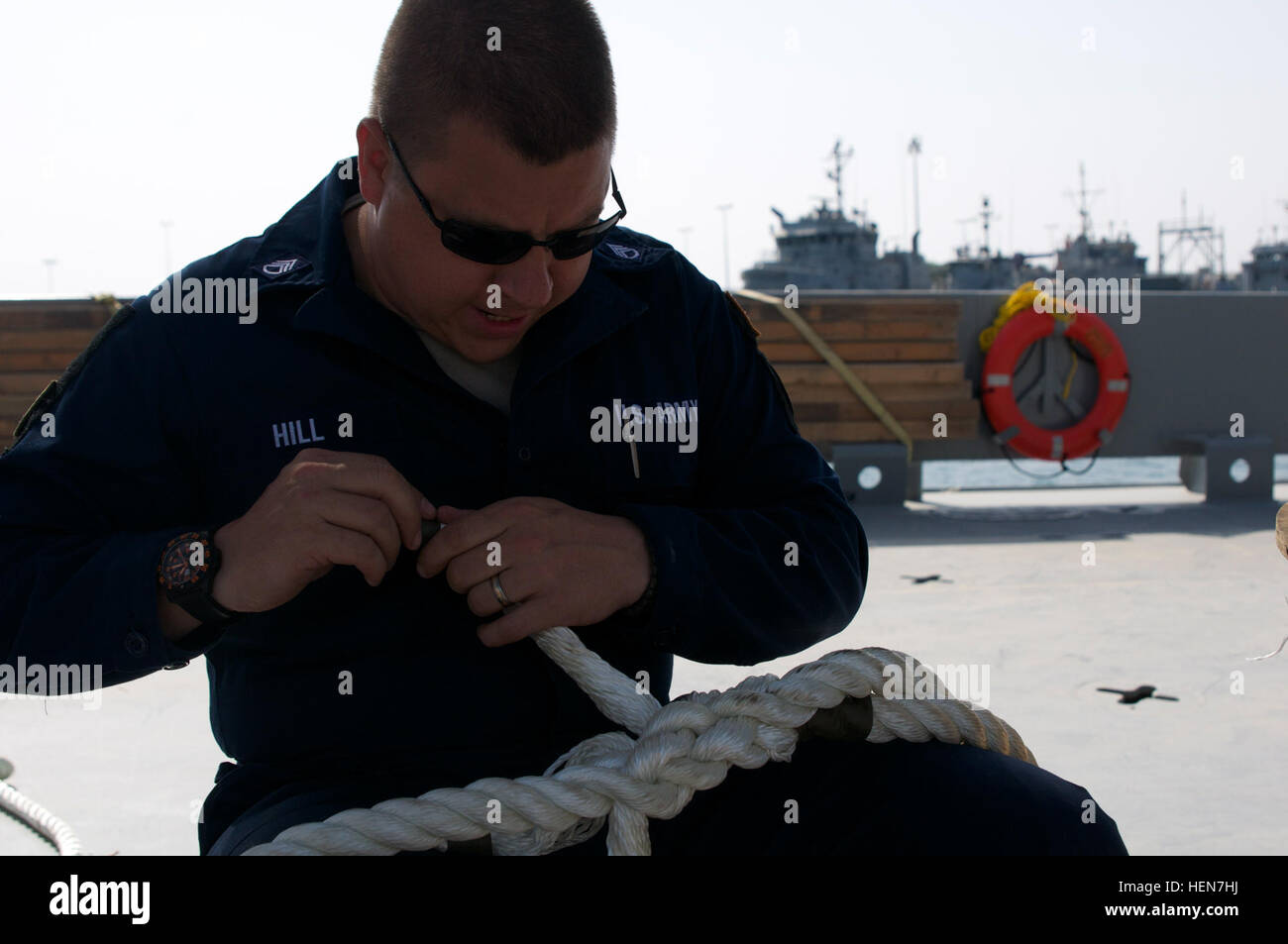 Armee Seeleute aus der 481. Transportation Company (schwere Boot) - Abteilung 3, 371. Sustainment Brigade, 143. Sustainment Command (Expeditionary), 1. Theater Sustainment Command, bereiten Sie Seile an Bord Landing Craft Utility 2018, Five Forks, hier 25 Okt.. Die Seile verwendet, um das Jetboot binden müssen während angedockt, gepeitscht werden, um zu verhindern, dass die Linien unlaying. Die Crew bereitet sich auf sein neues Schiff, die LCU-2016, Corinth die Seile. Neben der Ausrüstung von Five Forks zu transferieren, war die Crew zu Tagen der Vorbereitung der Korinth Installation Geräte bereits in der lokalen Flotte, so Stockfoto