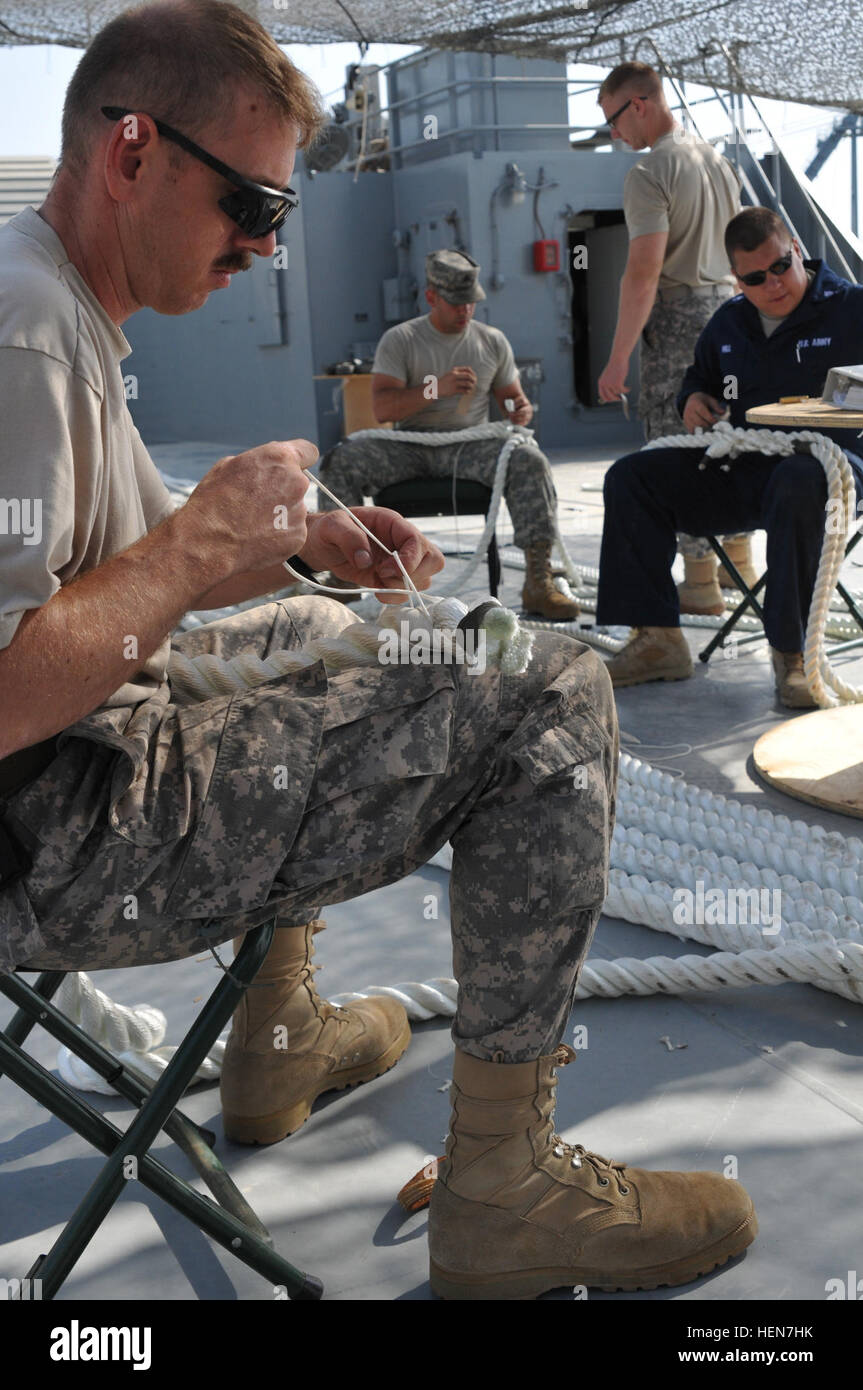 Armee Seeleute aus der 481. Transportation Company (schwere Boot) - Abteilung 3, 371. Sustainment Brigade, 143. Sustainment Command (Expeditionary), 1. Theater Sustainment Command, bereiten Sie Seile an Bord Landing Craft Utility 2018, Five Forks, hier 25 Okt.. Die Seile verwendet, um das Jetboot binden müssen während angedockt, gepeitscht werden, um zu verhindern, dass die Linien unlaying. Die Crew bereitet sich auf sein neues Schiff, die LCU-2016, Corinth die Seile. Neben der Ausrüstung von Five Forks zu transferieren, war die Crew zu Tagen der Vorbereitung der Korinth Installation Geräte bereits in der lokalen Flotte, so Stockfoto