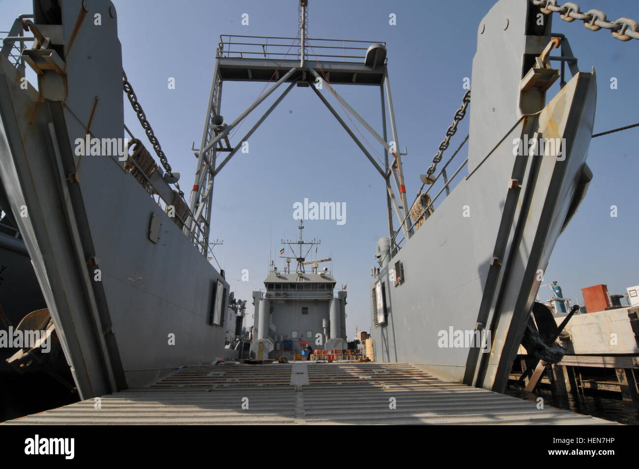 Armee Seeleute aus der 481. Transportation Company (schwere Boot) - Abteilung 3, 371. Sustainment Brigade, 143. Sustainment Command (Expeditionary), 1. Theater Sustainment Command, bereiten Sie Seile an Bord Landing Craft Utility 2018, Five Forks, hier 25 Okt.. Die Seile verwendet, um das Jetboot binden müssen während angedockt, gepeitscht werden, um zu verhindern, dass die Linien unlaying. Die Crew bereitet sich auf sein neues Schiff, die LCU-2016, Corinth die Seile. Neben der Ausrüstung von Five Forks zu transferieren, war die Crew zu Tagen der Vorbereitung der Korinth Installation Geräte bereits in der lokalen Flotte, so Stockfoto