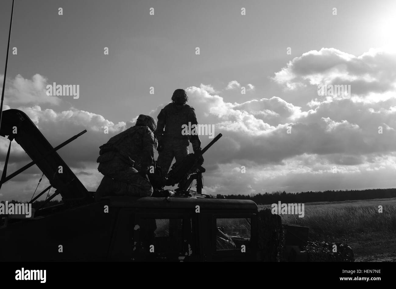 Fallschirmjäger von Truppen A, 1. Staffel, 91. Kavallerie-Regiment (Airborne), 173. Infantry Brigade Combat Team (Airborne), Teilnahme an Partner-Nation Waffen Einarbeitung hier Okt. 29. Die Brigade Aufklärung Pfadfinder beteiligen sich an Übung Steadfast Jazz, eine multinationale Übung, die den Höhepunkt einer Reihe von dynamischen und anspruchsvollen Übungen entwickelt, um zu trainieren und testen Sie Truppen und Kommandeure von der NATO Response Force. (Foto: US-Armee Sgt. A.M. LaVey/173 ABN PAO) Standhaft Jazz 2013 131029-A-IK450-788 Stockfoto