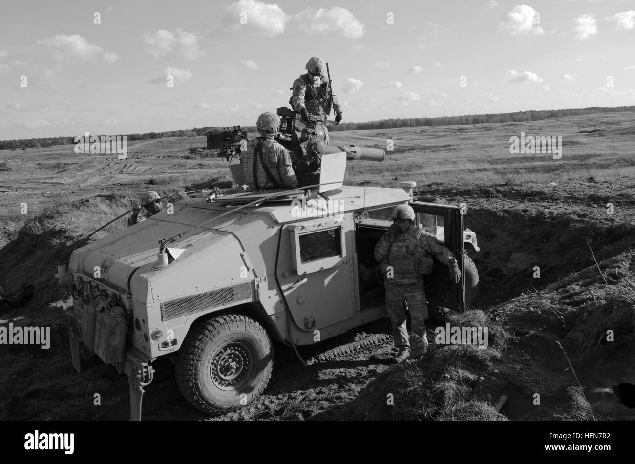 Fallschirmjäger von der 173. Infantry Brigade Combat Team (Airborne), US-Armee in Europa, demonstrieren die TOW-Raketen-System für multinationale Partner während einer live-Feuer-Reihe hier Okt. 31. Der US-Armee unterstützt standhaft Jazz 13 unter Beteiligung von der 173. IBCT(A), einer der US-Army in Europa vorwärts-basierte Kampfbrigaden und die 1. Heavy Brigade Combat Team, 1. Kavallerie-Division, der US-amerikanischen Boden zwingen Beitrag zur NATO Response Force 2014. Zusammen repräsentieren diese Kräfte die Neubelebung der Beteiligung der USA an den NRF und dauerhafte US-Engagement in der NATO, Euro Stockfoto