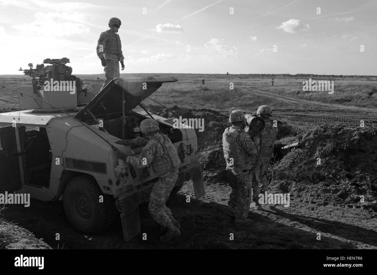 Fallschirmjäger von der 173. Infantry Brigade Combat Team (Airborne), US-Armee in Europa, demonstrieren die TOW-Raketen-System für multinationale Partner während einer live-Feuer-Reihe hier Okt. 31. Der US-Armee unterstützt standhaft Jazz 13 unter Beteiligung von der 173. IBCT(A), einer der US-Army in Europa vorwärts-basierte Kampfbrigaden und die 1. Heavy Brigade Combat Team, 1. Kavallerie-Division, der US-amerikanischen Boden zwingen Beitrag zur NATO Response Force 2014. Zusammen repräsentieren diese Kräfte die Neubelebung der Beteiligung der USA an den NRF und dauerhafte US-Engagement in der NATO, Euro Stockfoto