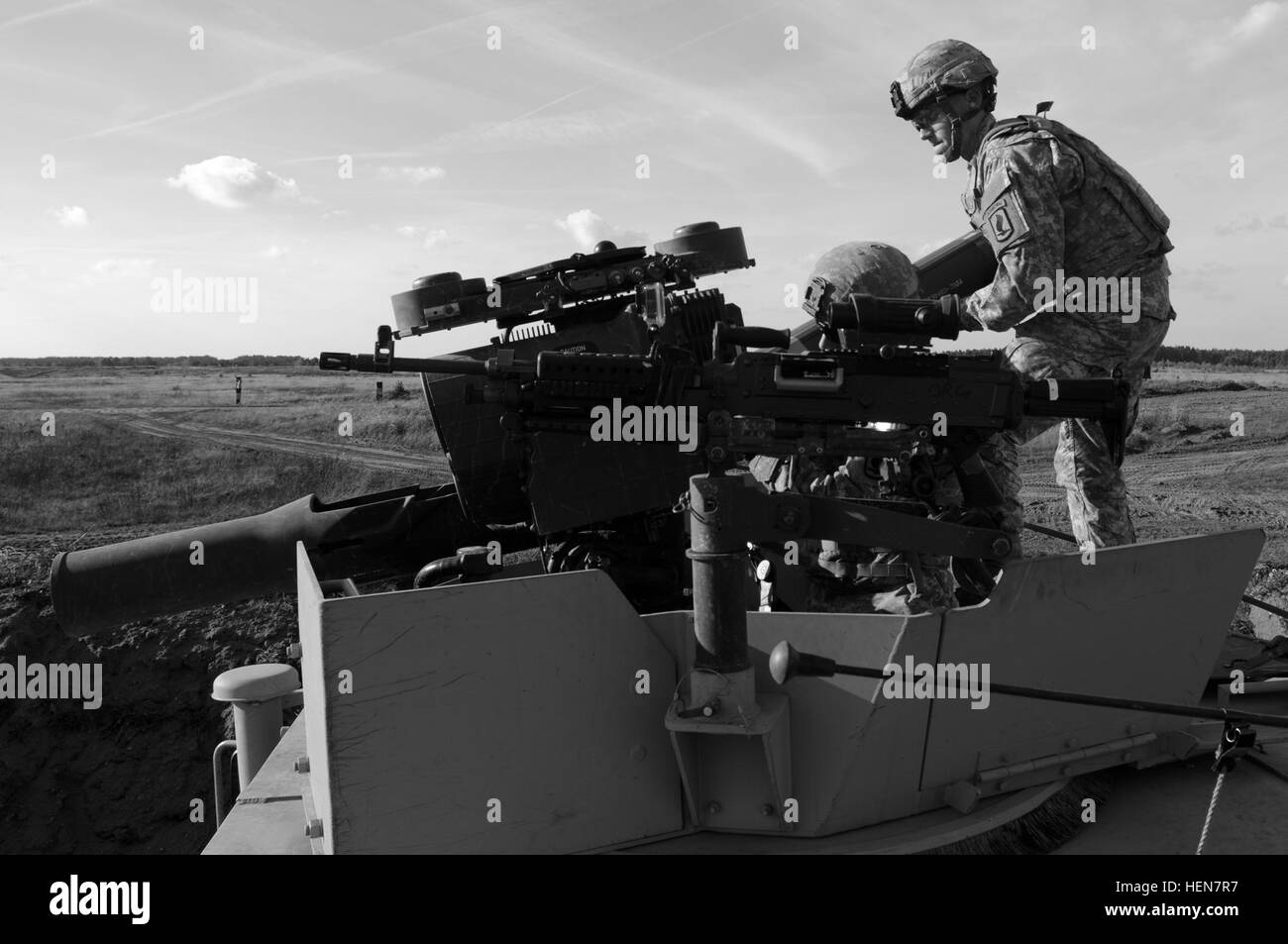 Fallschirmjäger von der 173. Infantry Brigade Combat Team (Airborne), US-Armee in Europa, demonstrieren die TOW-Raketen-System für multinationale Partner während einer live-Feuer-Reihe hier Okt. 31. Der US-Armee unterstützt standhaft Jazz 13 unter Beteiligung von der 173. IBCT(A), einer der US-Army in Europa vorwärts-basierte Kampfbrigaden und die 1. Heavy Brigade Combat Team, 1. Kavallerie-Division, der US-amerikanischen Boden zwingen Beitrag zur NATO Response Force 2014. Zusammen repräsentieren diese Kräfte die Neubelebung der Beteiligung der USA an den NRF und dauerhafte US-Engagement in der NATO, Euro Stockfoto