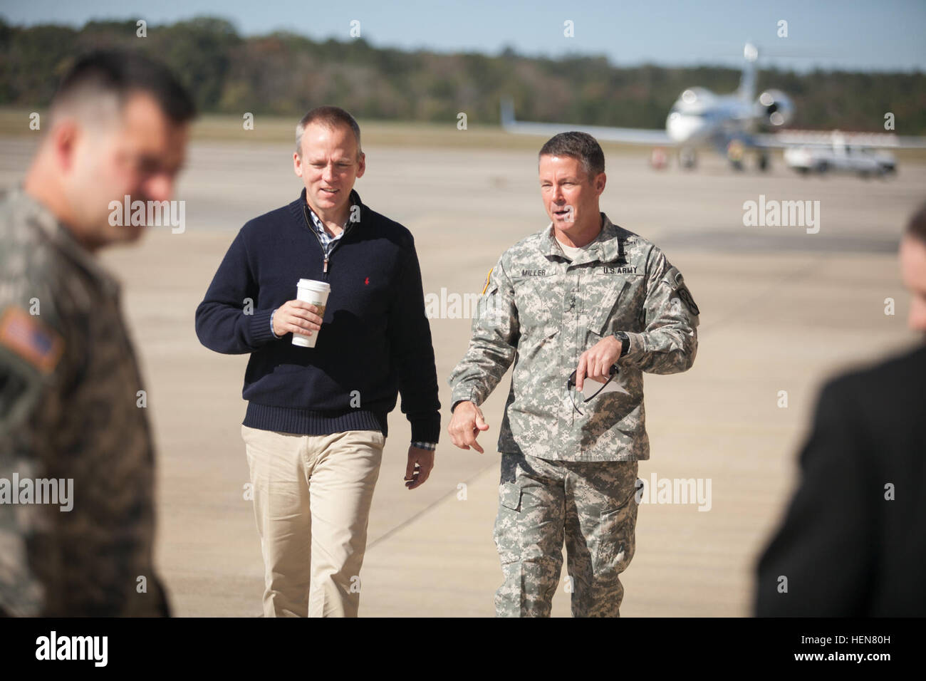 Unter Secretary Of The Army Brad R. Carson von Generalmajor Austin S. Miller, des Kommandierenden Generals des Manövers Center of Excellence (oder MCoE) in Fort Benning, Georgia, 3. November 2014 begrüßt.  Der Zweck der Reise war Carson einen Überblick und eine ausführliche Erläuterung der Mission und der aktuellen und zukünftigen Anforderungen der MCoE zur Verfügung zu stellen.  (US Armee-Foto von Patrick Albright/freigegeben) Ranger-Schule - schmieden Krieger für die zukünftige 141103-A-AB000-002 Stockfoto Unter Secretary Of The Army Brad R. Carson von Generalmajor Austin S. Miller, des Kommandierenden Generals des Manövers Center of Excellence (oder MCoE) in Fort Benning, Georgia, 3. November 2014 begrüßt.  Der Zweck der Reise war Carson einen Überblick und eine ausführliche Erläuterung der Mission und der aktuellen und zukünftigen Anforderungen der MCoE zur Verfügung zu stellen.  (US Armee-Foto von Patrick Albright/freigegeben) Ranger-Schule - schmieden Krieger für die zukünftige 141103-A-AB000-002 Stockfoto