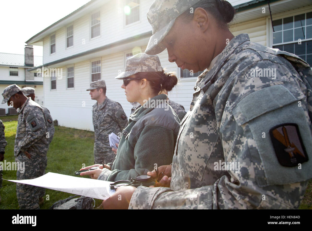 US Armee Sgt. 1. Klasse Natalie Smith (Vordergrund), befestigt, 55. Signal Company (Combat Camera), hält Kartenlesen Materialien während einer taktischen Bereich Übung (FTX) im ft. Indiantown Gap National Guard Training Center, Annville, PA., 4. November 2013. Die FTX wird vierteljährlich durchgeführt, um Soldaten zusammen und taktischen Praxistraining aus der Armee Mission wesentliche Aufgabenliste als ein Bataillon zu bringen. (US Armee-Foto von Sgt. Evangelia Grigiss/freigegeben) 114. Fernmeldebataillons Bereich Ausbildung ausüben 131104-A-LQ527-030 Stockfoto