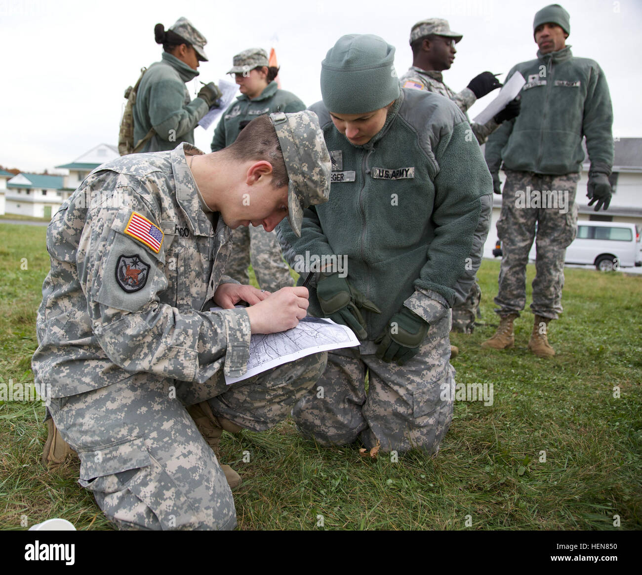 US Army Spc. Nathan Franco (Vordergrund) und Sgt. Julie Jaeger, 55. Signal Company (Combat Camera), befestigt Rasterkoordinaten auf eine Militärkarte während einer taktischen Bereich Übung (FTX) im ft. Indiantown Gap National Guard Training Center, Annville, PA., 4. November 2013 finden gemeinsam. Die FTX wird vierteljährlich durchgeführt, um Soldaten zusammen und taktischen Praxistraining aus der Armee Mission wesentliche Aufgabenliste als ein Bataillon zu bringen. (US Armee-Foto von Sgt. Evangelia Grigiss/freigegeben) 114. Fernmeldebataillons Bereich Ausbildung ausüben 131104-A-LQ527-123 Stockfoto