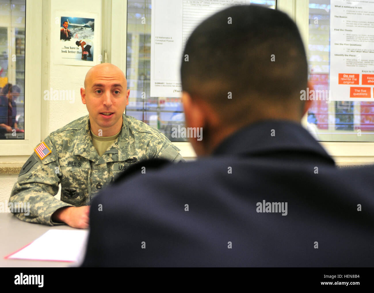 Sgt. 1. Klasse Justin D. Puls, 21. Theater Sustainment Command senior Retention Operationen Unteroffizier und gebürtig aus Miami, bespricht seine militärischen Hintergrund mit Kaiserslautern Gymnasiast am Mentoring-Programm orientiert an Vogelweh Military Complex 6 November. 21. TSC Soldaten bringen 'Erste Unterstützung' Haltung zu KHS-Mentoring-Programm 131106-A-UV471-304 Stockfoto