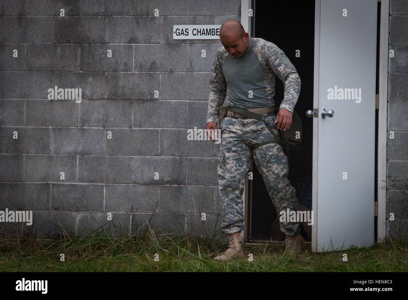 US Armee Sgt. 1. Klasse Thea SM, zugeordnet der 55. Signal Company (Combat Camera), verlässt die Gaskammer während der 114. Fernmeldebataillons Feld Übung auf ft Indiantown Gap National Guard Training Center, PA., 6. November 2013.  Während diese Iteration hatte eine Gruppe von Soldaten forderte einander, körperliche Fitness Übungen in der Kammer für, solange sie es ertragen konnte.  (US Armee-Foto von Sgt. Kristina Truluck/freigegeben) 114. Signal Battalion Field Training Übung 131106-A-VB845-104 Stockfoto US Armee Sgt. 1. Klasse Thea SM, zugeordnet der 55. Signal Company (Combat Camera), verlässt die Gaskammer während der 114. Fernmeldebataillons Feld Übung auf ft Indiantown Gap National Guard Training Center, PA., 6. November 2013.  Während diese Iteration hatte eine Gruppe von Soldaten forderte einander, körperliche Fitness Übungen in der Kammer für, solange sie es ertragen konnte.  (US Armee-Foto von Sgt. Kristina Truluck/freigegeben) 114. Signal Battalion Field Training Übung 131106-A-VB845-104 Stockfoto