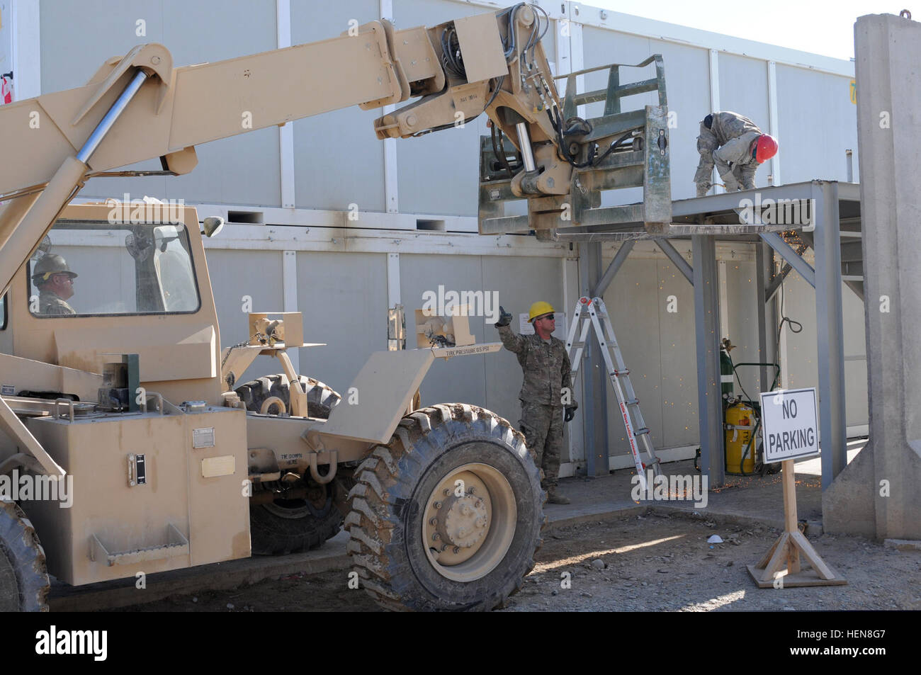 US-Soldaten mit dem 760. Ingenieur Unternehmen, 489th Engineer Battalion, angeschlossen an das US-Zentrale Befehl Materiel Recovery Element der 82. Sustainment Brigade, zerlegen eine Treppe aus einem verschiebbarer Gebäude während retrograde Operationen 11. November 2013, Kandahar airfield, Afghanistan. (Foto: US-Armee Sgt. 1. Klasse Jon Cupp/freigegeben) US-Soldaten mit dem 760. Ingenieur Unternehmen, 489th Engineer Battalion, angeschlossen an das US-Zentrale Befehl Materiel Recovery Element der 82. Sustainment Brigade, zerlegen eine Treppe aus ein verschiebbarer 131111-A-MU632-779 Stockfoto