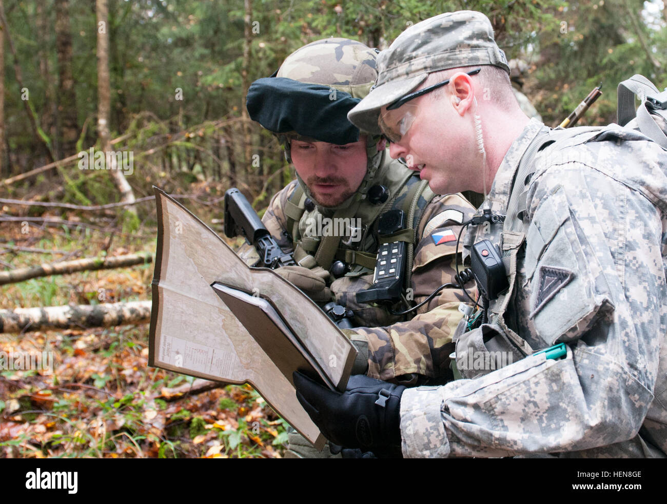 HOHENFELS, Deutschland – Sgt. 1. Klasse Ondrej Podivinsky, Tschechien Armee zeigt Sgt. 1. Klasse Donald Rummage, ein Observer-Controller mit der Joint Multinational Readiness Center wo er auf seinem Zug während der Truppe führenden Verfahren training am 11. November 2013 plant. Die Tschechische Republik ist im Rahmen der Rotation 14-01A europäischen Drehkraft auf dem Truppenübungsplatz Hohenfels zur Teilnahme an Unified Land Operations Training mit der 173. Infanterie-Brigade beteiligt. (Foto: US-Armee von Staff Sgt Andrew Guffey 343. Mobile Public Affairs Abteilung) Kombinierte Entschlossenheit 131129-A-GS73 Stockfoto