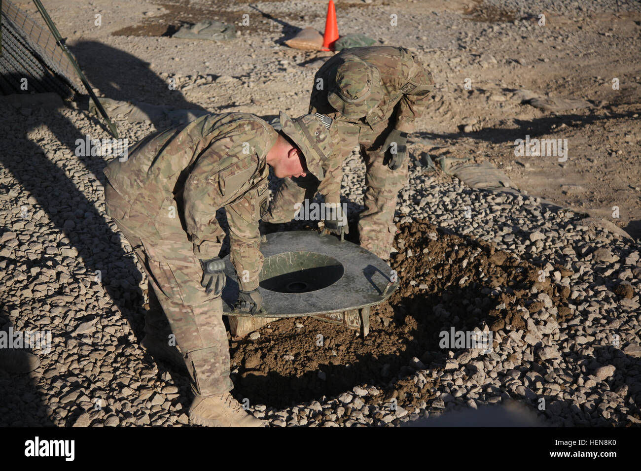 US-Soldaten mit 3rd Squadron, 71. Kavallerie-Regiment, 3. Brigade, 10th Mountain Division Einrichten einer M120 Mörtel Zündsystem auf Forward Operation Base Blitz, Paktya Provinz, Afghanistan, 13. November 2013. Der M120 Mörtel Zündsystem wird eingerichtet, um Basis Verteidigung zur Verfügung zu stellen. (US Armee-Foto von Spc. Bernstein Stephens/freigegeben) 3-10 Berg stellt einen Berg Mörtel Zündsystem 131113-A-YX345-065 Stockfoto