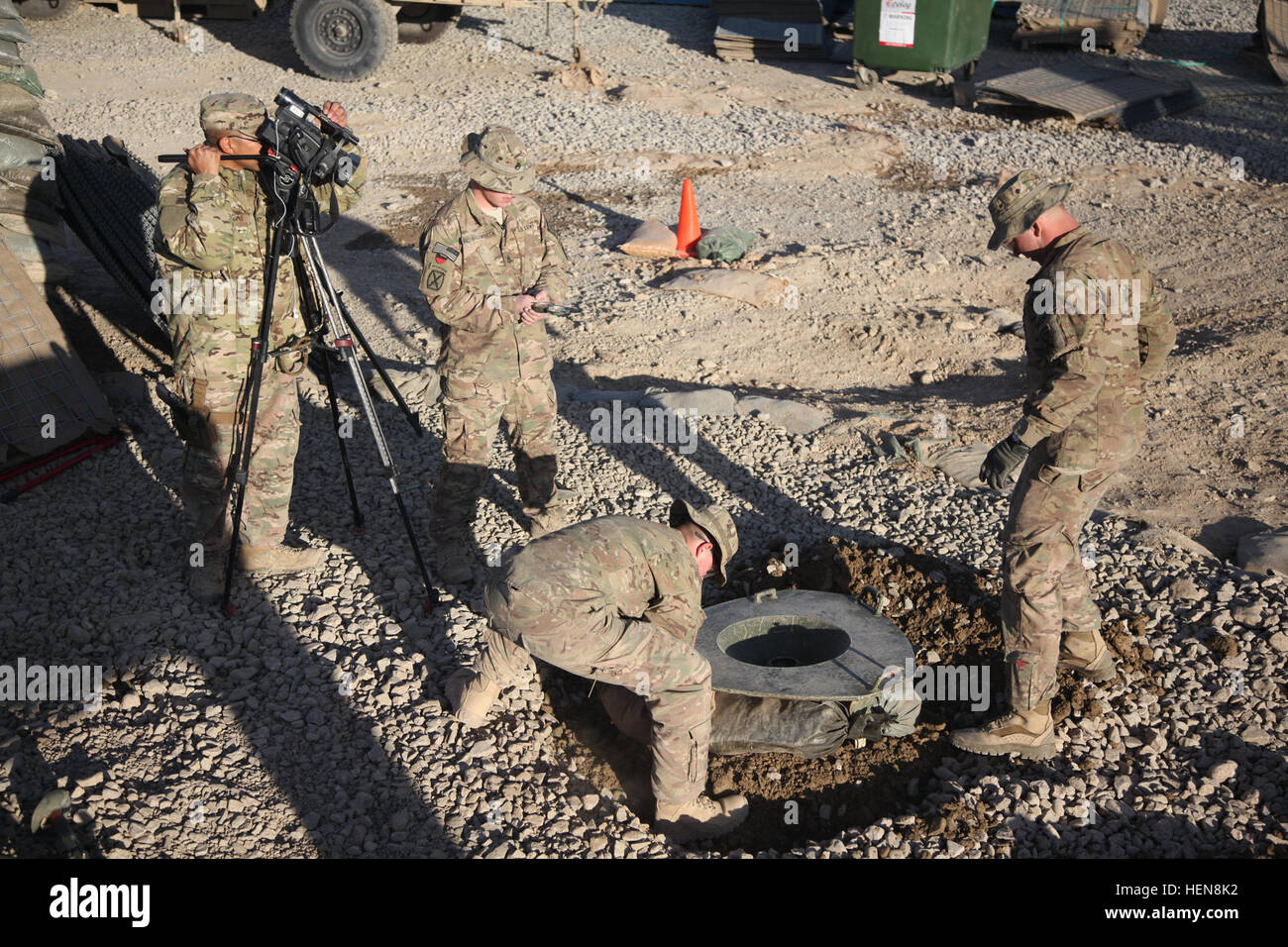 US-Soldaten mit 3rd Squadron, 71. Kavallerie-Regiment, 3. Brigade, 10th Mountain Division Einrichten einer M120 Mörtel Zündsystem während Air Force Staff Sgt Zachary Lopez sie auf Forward Operation Base Blitz zeichnet, Paktya Provinz, Afghanistan, 13. November 2013. Der M120 Mörtel Zündsystem wird eingerichtet, um Basis Verteidigung zur Verfügung zu stellen. (US Armee-Foto von Spc. Bernstein Stephens/freigegeben) 3-10 Berg stellt einen Berg Mörtel Zündsystem 131113-A-YX345-070 Stockfoto