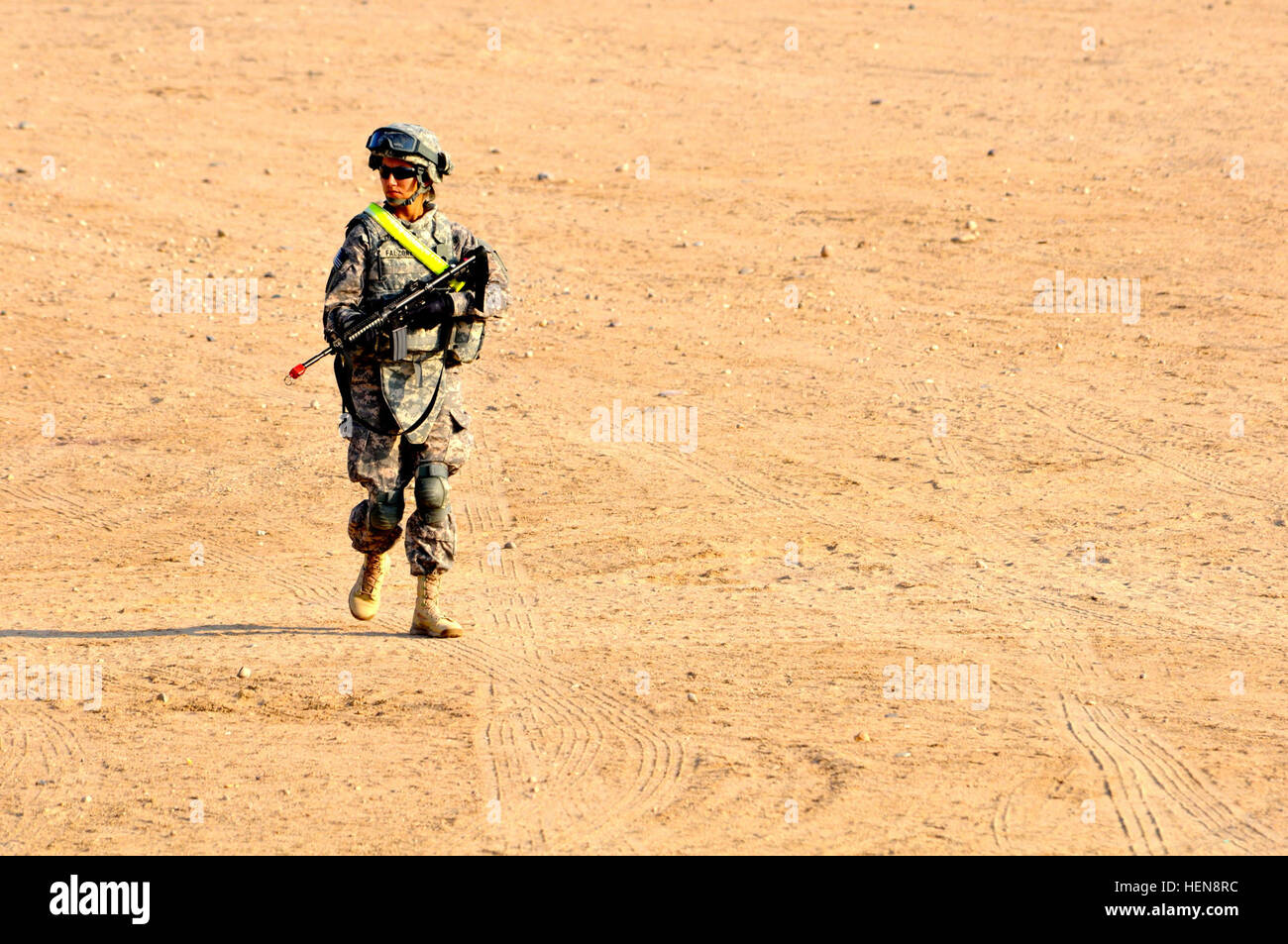 SPC. Brianna Falzone, paralegal Spezialist mit dem 143d Sustainment Befehl (Expeditionary), scannt ihr Sektor des Feuers, während patrouillieren durch die Gassen situational Training Übung während einer Führung Krieger hier 17 November statt. Schmieden Wüste Führer 131117-A-AP268-568 Stockfoto