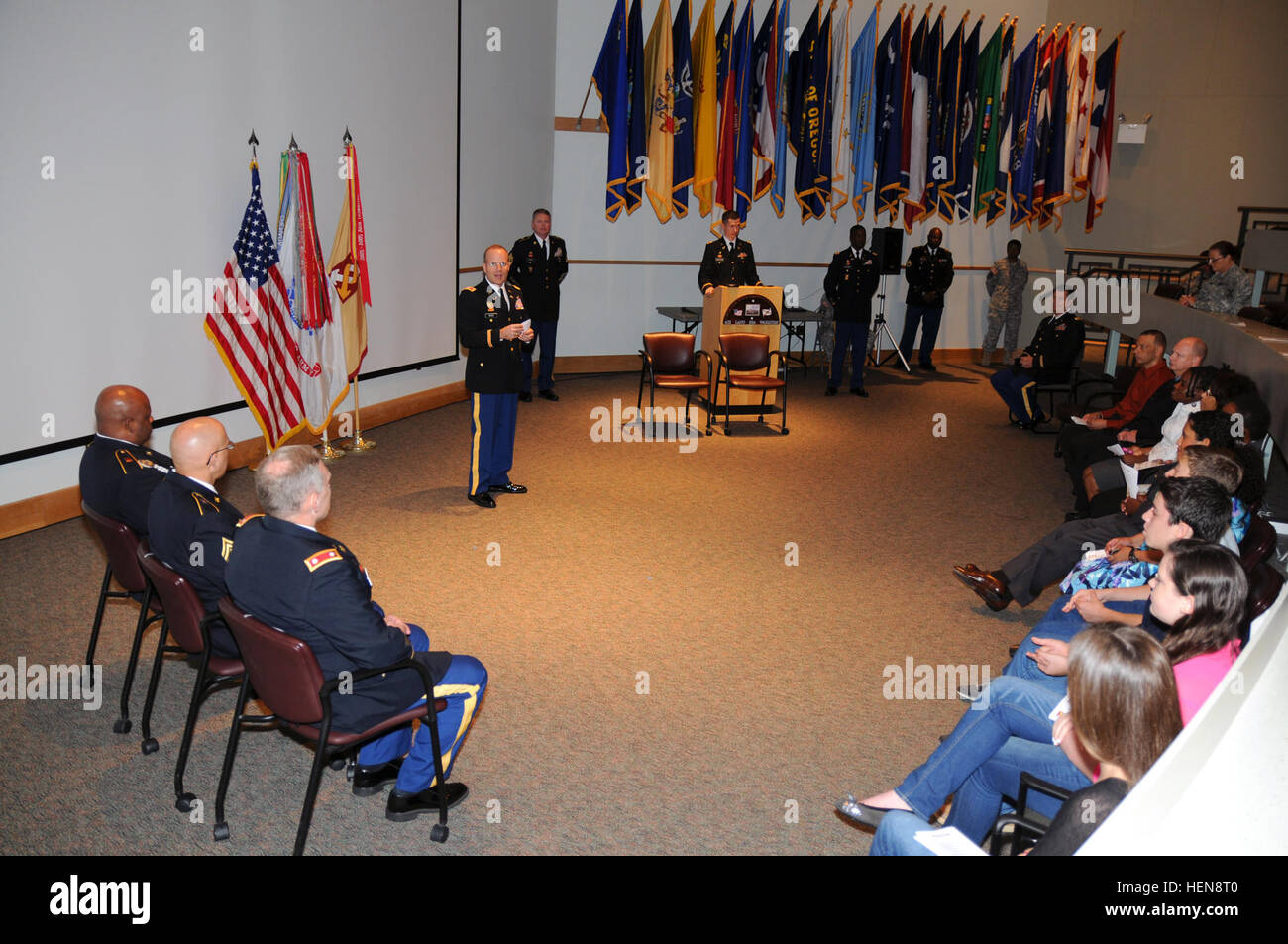 Lieutenant Colonel Foster Hudson aus der Stabskompanie, Hauptsitz, 143. Expeditionary Sustainment Command, Sgt. 1. Klasse Joslyn Feurtado, aus dem gemeinsamen Kommunikation Trägerelement in MacDill Air Force Base und Sgt. 1. Klasse Joseph Edmond, aus dem 332. Transport-Unternehmen-Bataillon, 143. ESC wurden in einer Abschiedsfeier in der David R. Wilson Armed Forces Reserve Center, 17 November geehrt. Colonel Christopher Myer, Kommandant der 143. ESC Reserve Mission Heeresleitung, leitete die Zeremonie, die Anerkennungen, Auszeichnungen und US-Flagge Präsentationen enthalten. 3 ausscheidende Soldaten Stockfoto