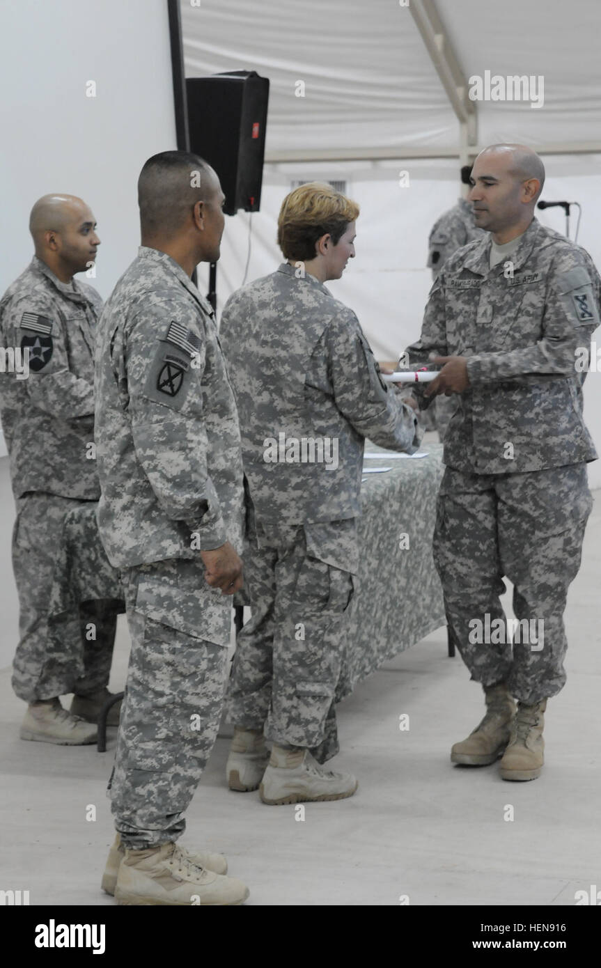 Sgt. Wilfredo Ramos-Prado, ein Transport Management Koordinator mit dem 143d Sustainment Befehl (Expeditionary), sein Diplom erhielt während einer Abschlussfeier hier November 21. Mitglieder-Service verpackt das Gateway-Gebäude um zu sehen, ihre Kameraden ihre Auszeichnungen erhalten. Schmieden Wüste Führer 131121-A-AP268-765 Stockfoto