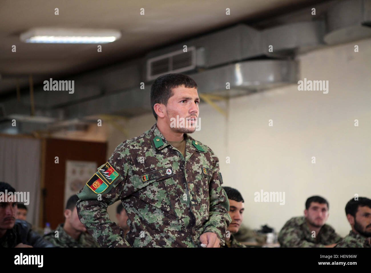 Afghan National Army Infanterie-Offizier mit dem 203. Corps stellt Fragen während einer erste-Hilfe-Kurs auf Forward Operating Base Donners, Paktiya Provinz, Afghanistan, 2. Dezember 2013. Die Klasse soll ANA Offiziere auf die grundlegende lebensrettende Techniken in Kampfsituationen zu aktualisieren. (US Army Foto von Spc. Ryan D. Grün/freigegeben) ANA Infanterie Offiziere erste Hilfe Kurs 131202-A-YW808-003 Stockfoto