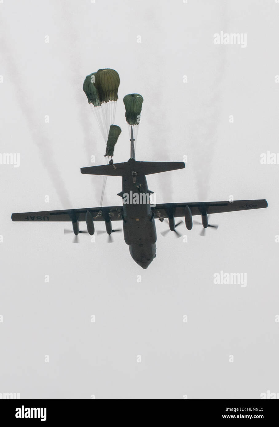 Fallschirmjäger beenden einen US Luftwaffe c-130 Hercules bei der 16. jährlichen Randy Oler Memorial Betrieb Spielzeug ablegen, auf Sizilien Drop-Zone, Fort Bragg, N.C., 7. Dezember 2013. Während das Wetter nicht früher in den Tag mitarbeitete, nachgelassen der Regen um die Mittagszeit ermöglicht Hunderte von Fallschirmjägern, füllen Sie ihre Sprünge und ihre ausländischen Sprung Flügel zu verdienen, während Kinder in Not zu unterstützen, mit einem neuen Spielzeug ausgepackt. (US Armee-Foto von Timothy L. Hale/freigegeben) 2013 Betrieb Spielzeug fallen direkt Tag 131207-A-XN107-634 Stockfoto