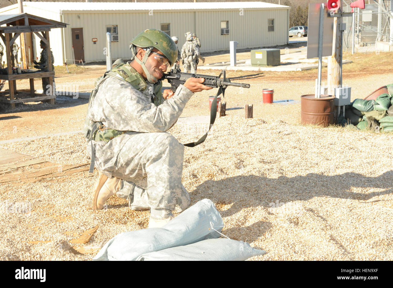 Staff Sgt Odis Houston übt sein Amt und sein Schuss auf dem Schießplatz perfektioniert. Houston ist ein NCO, gefunden hat, selbst nach Grundausbildung, bevor er das Militär nach einer Pause im Dienst wieder teilnehmen kann. Im Alter bis zur Perfektion, hinzufügen NCO Auszubildenden Erfahrungen zu BCT Unternehmen 131217-A-WN220-135 Stockfoto