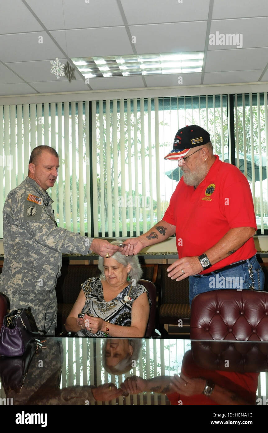 Command Sergeant Major Harold P. Estabrooks, Befehl Sergeant-Major der Reserve medizinische Heeresleitung, begrüßte und der American Legion Post 104 Commander Kenneth C. Hoover mit Münze des Kommandanten nach der Post großzügige Spende von Puten und Geschenke an neun Soldaten und deren Angehörige erkannt. Estabrooks ist ein Bewohner von St. Petersburg, Florida (U.S. Army Foto von Master Sgt. Enid Ramos-Mandell/freigegeben) Weihnachtsleckereien für die Truppen 131223-A-BJ261-002 Stockfoto