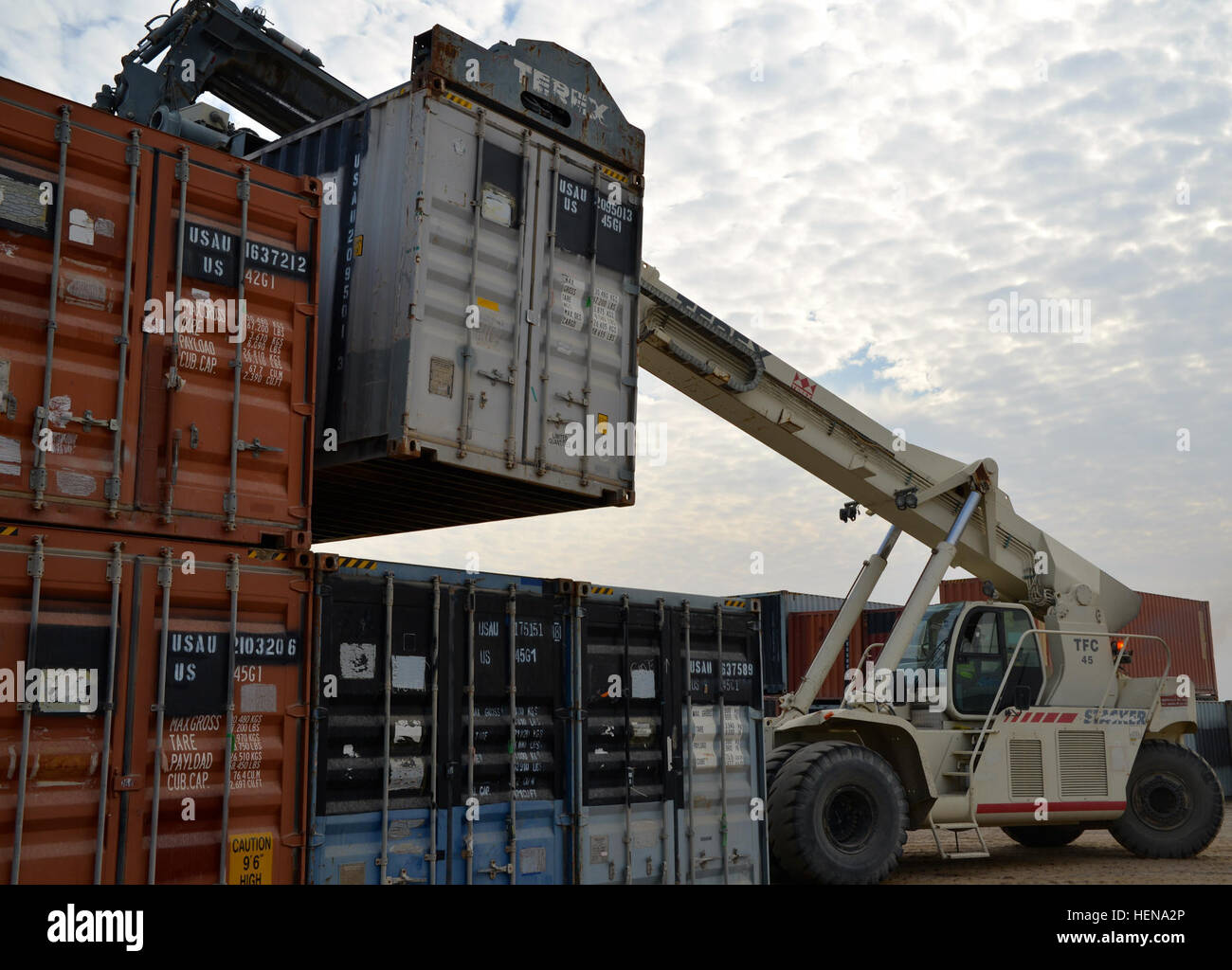 US-Soldaten mit dem 143. Sustainment Befehl (Expeditionary) inspizieren Versandbehälter im Camp Arifjan, Kuwait, 30. Dezember 2013. Soldaten arbeiteten über Bestandsreduzierung, Standortkonsolidierung und Kostenreduktion von Containern, in dem Bemühen, Zeit sparen, Kosten zu vermeiden und Abläufe Container im gesamten Bereich der Operation. (US Armee-Foto von Staff Sgt. Ian Shay/freigegeben) US-Soldaten mit dem 143. Sustainment Befehl (Expeditionary) inspizieren Versandbehälter im Camp Arifjan, Kuwait, 30. Dezember 2013 131230-A-EX794-418 Stockfoto