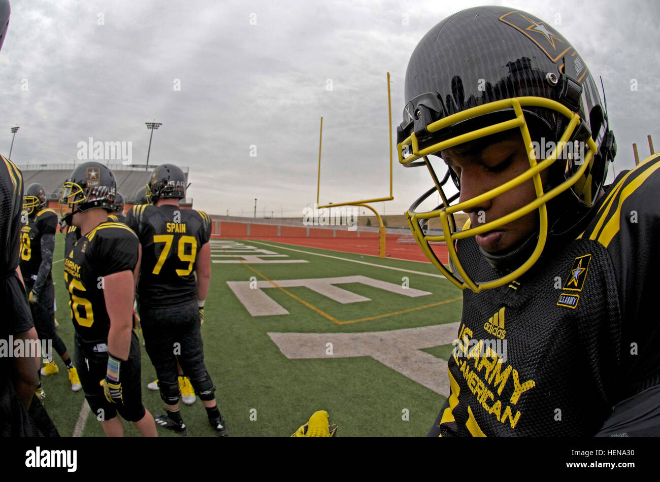 Jesaja Wynn, 2014 US Armee All-American Bowl East Team beleidigender Störungssucher, von Lakewood High School in St. Petersburg, Florida, nimmt eine Verschnaufpause während eines Kurzurlaubs in East Team erste Praxis im Helden-Stadion in San Antonio, 30. Dezember 2013. Das All-American Bowl-Programm ist eine facettenreiche, integrierte, das ganze Jahr über High School Outreach-Programm, die regionale enthält kombiniert, Pro-Camps, eine Auswahl von 210-Stadt-Tour und einer erlebnisreichen Spiel Woche. (US Army Reserve Foto von Pfc. Thomas C. Liebe, 205. Press Camp Sitz) Fang den Atem 131230-A-NN051-006 Stockfoto