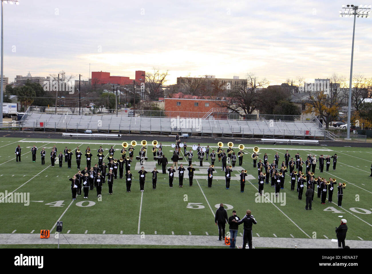 Die 2014 US Armee All-American Bowl Marching Band schlägt ihre endgültige Pose, ein US-Army Stern, im Proberaum an der katholischen Christian High School in San Antonio 31. Dezember 2014. Die Band besteht aus 125 Elite Musikern aus dem ganzen das Land nach einem rigorosen Nominierung und Audition-Prozess. Nach vier Tagen intensiven Proben die All-American Band soll das Feld zur Halbzeit des Spiels alle American Bowl 4. Januar 2014. (Foto von US Army Reserve Sgt. 1. Klasse Lisa M. Litchfield, 319th Mobile Public-Affairs-Abteilung) Sterne marching Band 131231-A-VY746-157 Stockfoto