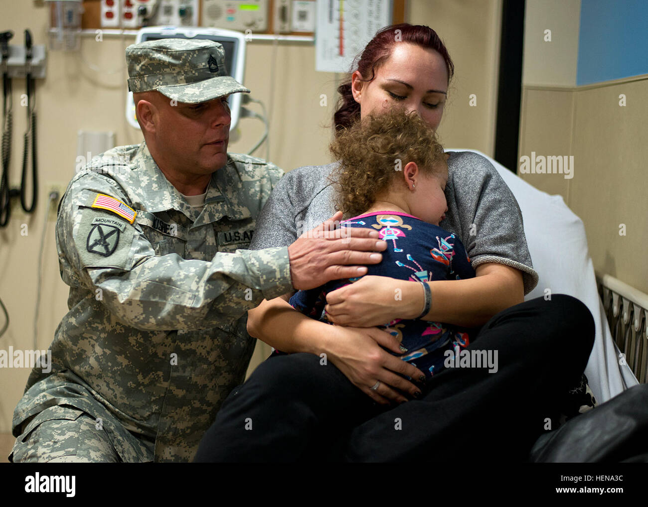 Sgt. 1. Klasse Joseph Kishel, 5. Recruiting Brigade und Soldat Mentor für die 2014 US Armee All-American Bowl und Spieler von Ost und West-Teams, besuchten die Kinder am Methodist Children Hospital in San Antonio 1. Januar 2014. (Foto: Staff Sgt Peter J. Berardi, 205. Press Camp Hauptquartier US Army Reserve) Methodist Hospital besuchen 140101-A-JW984-040 Stockfoto