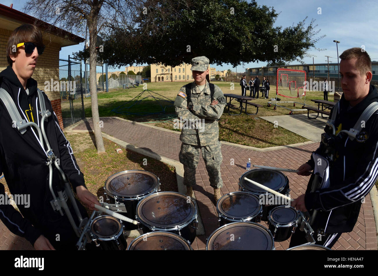 Andre Racanelli, ROTC Kadett an der James Madison University in Harrisonburg, Virginia, teilt seine Zeit, Geschick und Erfahrung mit zwei Schlagzeuger mit der 2014 US Armee All-American Marching Band-Taste-Stadion in San Antonio 2. Januar 2014. Der All-American Bowl bietet die Armee Engagement mit Trainer, Band Direktoren und Schulleiter nicht möglich mit anderen Programmen, was zu verstärkten Zugang zu Schulen. 4. Januar 2014 soll das diesjährige Ost gegen West face-off. (US Army Reserve Foto von Pfc. Thomas C. Liebe, 205. Press Camp Headquarters/U.S. Armee All-Ameri Stockfoto