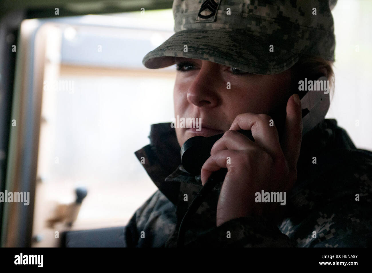 Staff Sgt Jennev Heng, ein Zug-Sergeant mit der 1006th-Quartiermeister-Firma aus Knightdale, N.C., zeigt während des 518th besten Krieger Wettbewerbs am Camp Butner in North Carolina Jan 10 gesicherten Funkübertragungen. Heng Unteroffizier des Jahres gewann und trifft auf den 143. Sustainment Command (Expeditionary) besten Krieger Wettbewerb am Camp Blanding, Florida, im März. Sterne Leichtathlet übernimmt Führung in der 518th Sustainment Brigade besten Krieger Wettbewerb 140110-A-IK997-171 Stockfoto