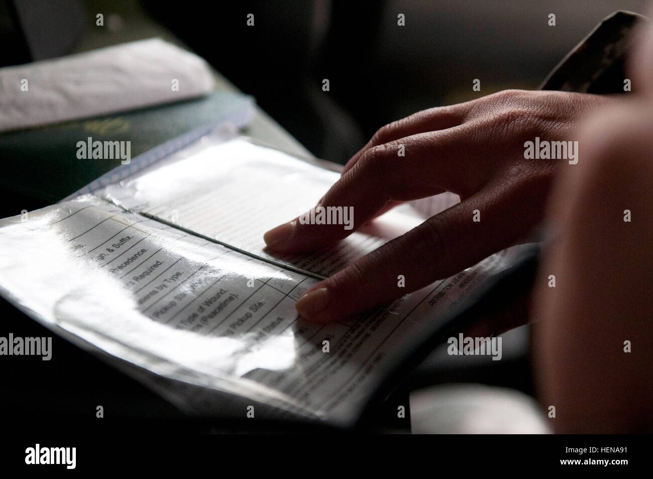 Staff Sgt Jennev Heng, ein Zug-Sergeant mit der 1006th-Quartiermeister-Firma aus Knightdale, N.C., verwendet ihr medizinische Evakuierung 9-Line-Card um ihr Wissen über gesicherte Funkübertragungen während des 518th besten Krieger-Wettbewerbs am Camp Butner in North Carolina Jan 10 anzuzeigen. Heng Unteroffizier des Jahres gewann und trifft auf den 143. Sustainment Command (Expeditionary) besten Krieger Wettbewerb am Camp Blanding, Florida, im März. Sterne Leichtathlet übernimmt Führung in der 518th Sustainment Brigade besten Krieger Wettbewerb 140110-A-IK997-174 Stockfoto