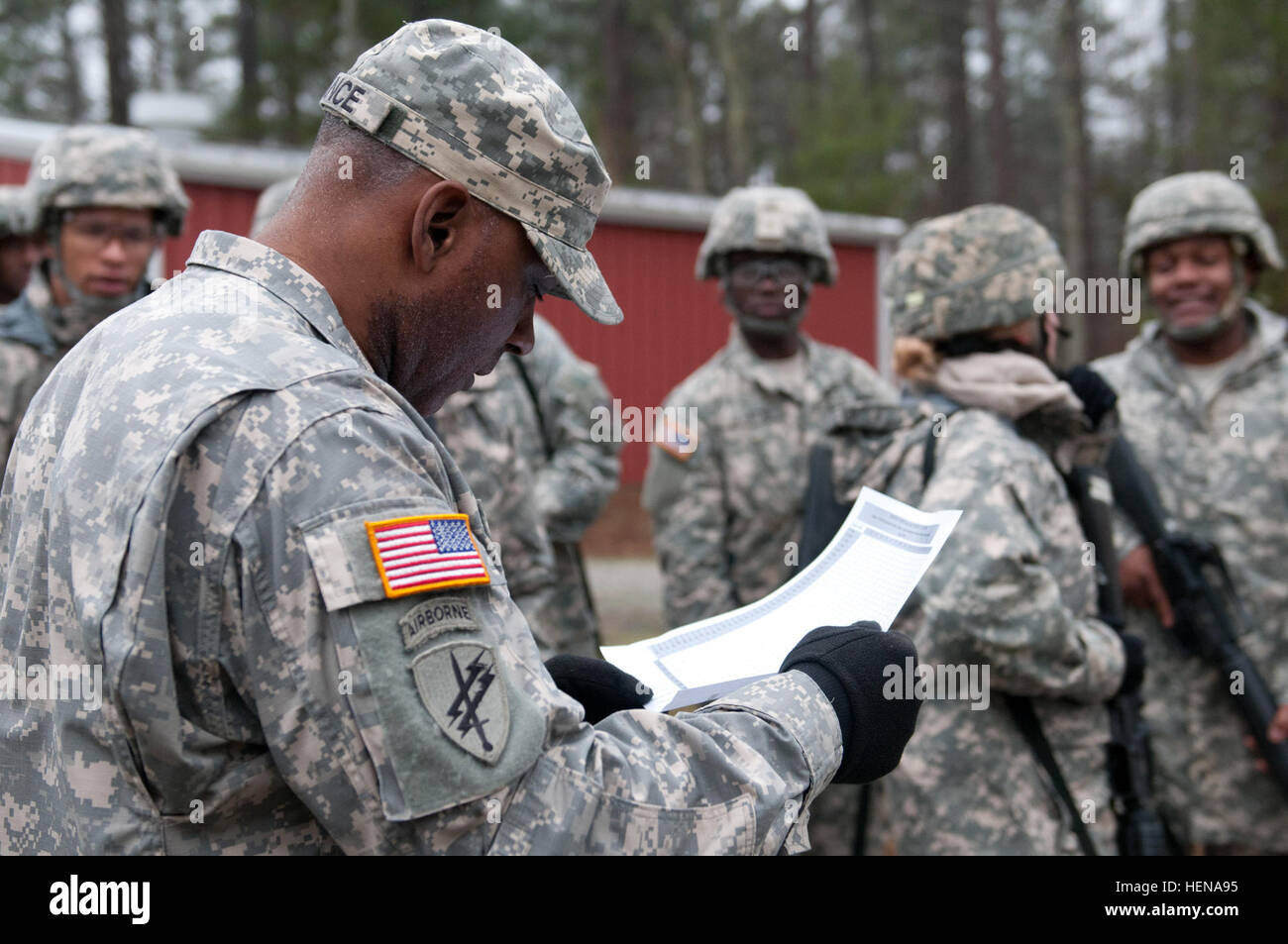 Sgt. Major Philip R. Vance, der Unteroffizier zuständig für die 518th Sustainment Brigade, Bewertungen die Waffe-Qualifikation, die Ergebnisse für die Soldaten in den 518th Sustainment Brigade besten Krieger Wettbewerb am Camp Butner in North Carolina Jan. 10 Teilnahme. 518th Sustainment Brigade besten Krieger Wettbewerb erwärmt sich trotz Kälte, Regen 140109-A-IK997-271 Stockfoto