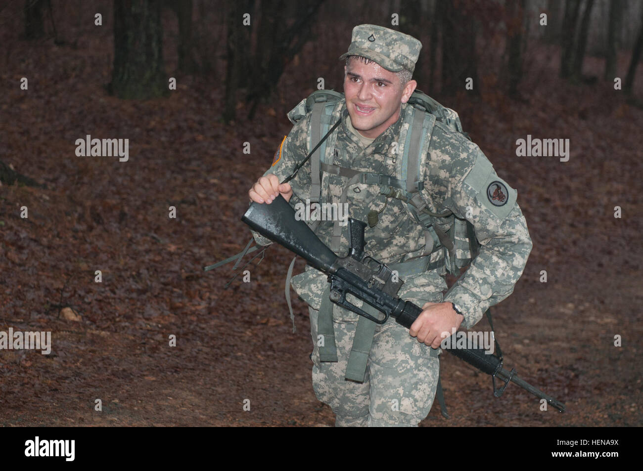 PFC. Nathan Jackson, konkurriert Spezialist Erdöl Versorgung zugeordnet 941st Transportunternehmen in der 10 k Straße marschieren während der 518th Sustainment Brigade, 143 Sustainment Command (Expeditionary), dritte jährliche besten Krieger-Wettbewerb am Camp Buntsandstein, N.C., Jan. 11. Jackson ist Charleston, SC, ansässig. (US-Armee Foto von Sgt. Darryl L. Montgomery, 319th Mobile Public Affairs-Abteilung) Am dritten Tag bringt aktive Wettbewerb zu Ende der 518th Sustainment Brigade %%% E2 %%% 80 %%% 99s besten Krieger Wettbewerbe 140111-A-BD324-017 Stockfoto