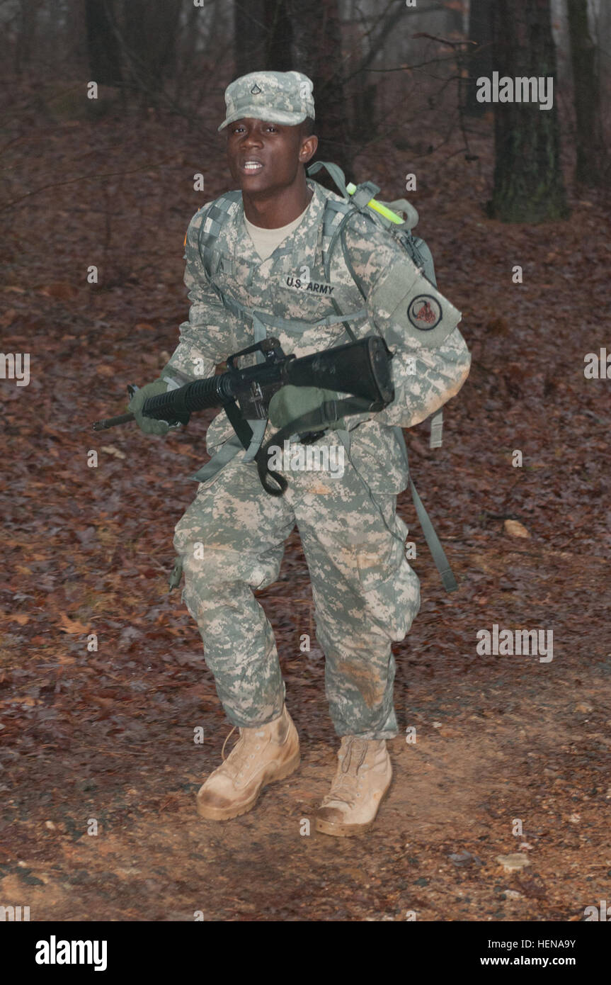 Pvt. 1. Klasse Michael Slawon, chemische Spezialist zugewiesen 812th Transporteinheit, konkurriert in der 10 k Straße marschieren während der 518th Sustainment Brigade, 143 Sustainment Command (Expeditionary), dritte jährliche besten Krieger-Wettbewerb am Camp Buntsandstein, N.C., Jan. 11. Slawon ist eine Charlotte ansässig. (US-Armee Foto von Sgt. Darryl L. Montgomery, 319th Mobile Public Affairs-Abteilung) Am dritten Tag bringt aktive Wettbewerb zu Ende der 518th Sustainment Brigade %%% E2 %%% 80 %%% 99s besten Krieger Wettbewerbe 140111-A-BD324-020 Stockfoto