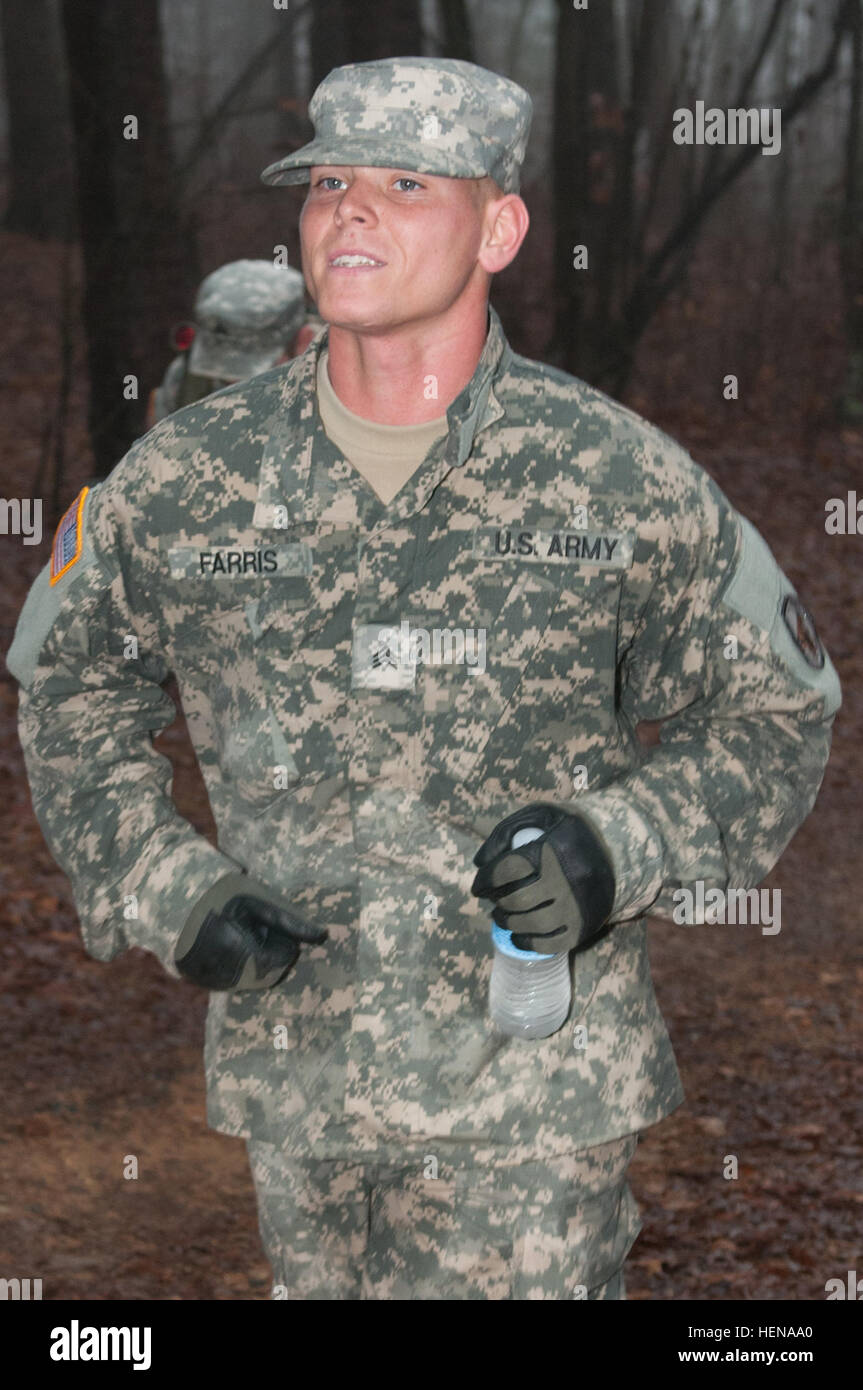 Sgt. Chris Farris, konkurriert ein Waffe Mechaniker zugewiesen die 175. Wartungsfirma für die Unterstützung in der 10 k Straße marschieren während der 518th Sustainment Brigade, 143 Sustainment Command (Expeditionary), dritte jährliche besten Krieger-Wettbewerb am Camp Buntsandstein, N.C., Jan. 11. Farris ist Columbia, SC, ansässig. (US-Armee Foto von Sgt. Darryl L. Montgomery, 319th Mobile Public Affairs-Abteilung) Am dritten Tag bringt aktive Wettbewerb zu Ende der 518th Sustainment Brigade %%% E2 %%% 80 %%% 99s besten Krieger Wettbewerbe 140111-A-BD324-023 Stockfoto