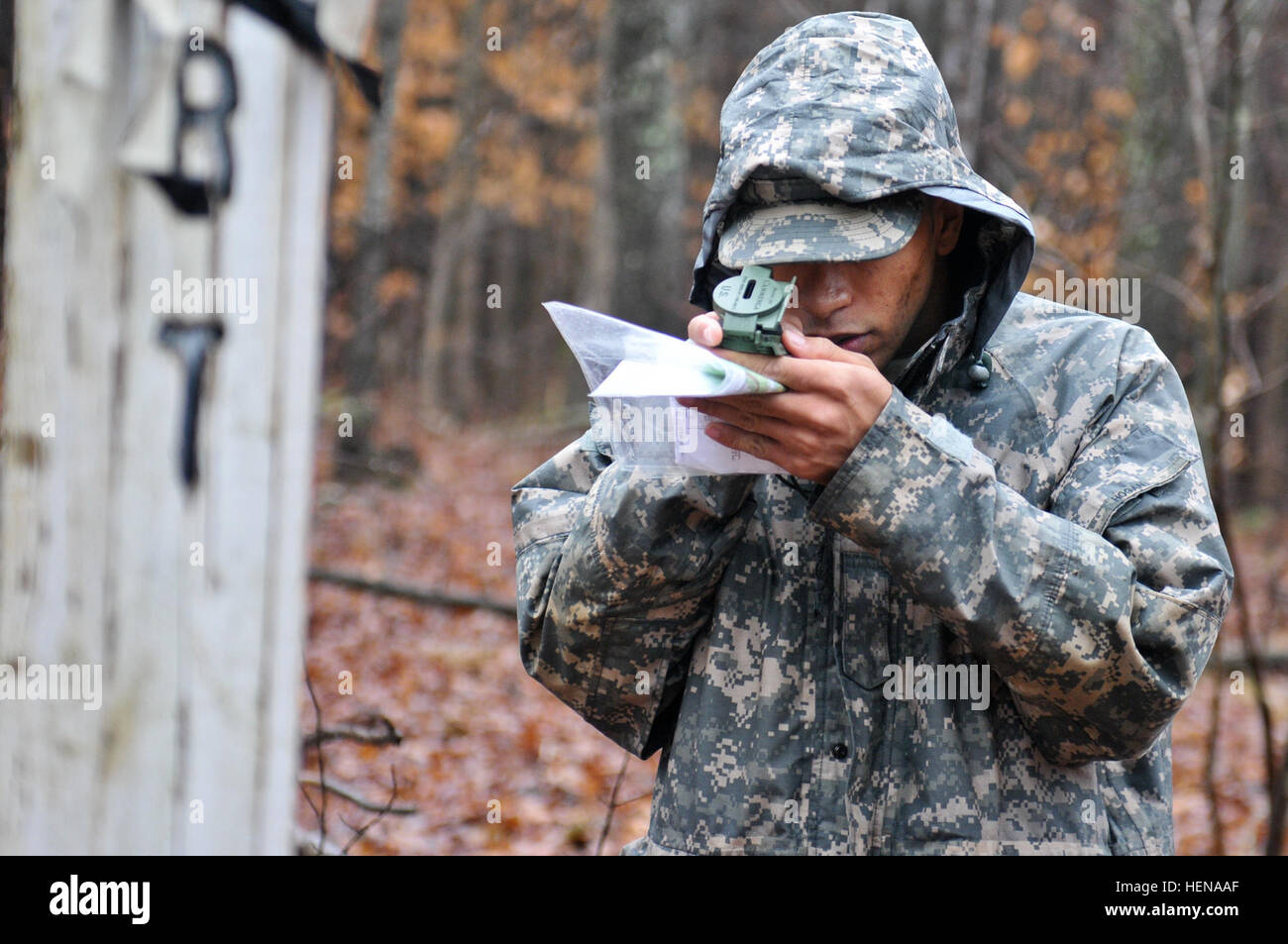 SPC. Phillip B. Hogan, ein Radfahrzeug Mechaniker zugewiesen zum 175. Unterstützungskompanie Wartung, 812th Transport-Bataillon, 518th Sustainment Brigade, 143. Sustainment Command (Expeditionary), konkurriert im Land Navigation Teil der Brigade besten Krieger Wettbewerb, Jan. 11. Ab Jan. 9-12, wird Spartanburg, SC, Native gegen die besten Soldaten der Brigade in den Bereichen der körperlichen Fitness, Treffsicherheit, Land Navigation und schriftlichen und mündlichen Prüfungen teilgenommen haben. Der Gewinner dieses Wettbewerbs kommen zur 143. ESC-Wettbewerb mit dem gleichen Namen. (Foto b Stockfoto