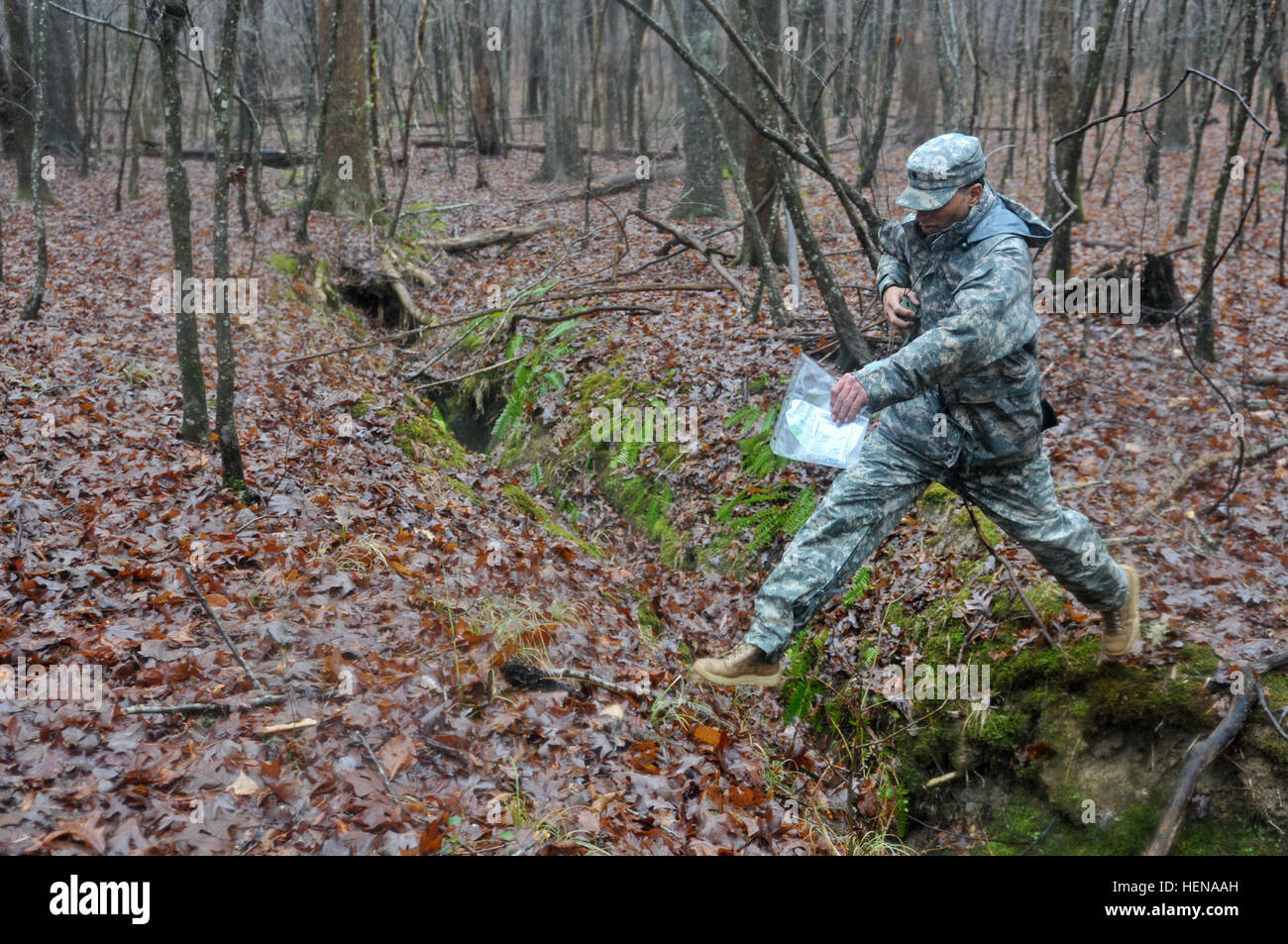SPC. Phillip B. Hogan, ein Radfahrzeug Mechaniker zugewiesen zum 175. Unterstützungskompanie Wartung, 812th Transport-Bataillon, 518th Sustainment Brigade, 143. Sustainment Command (Expeditionary), konkurriert im Land Navigation Teil der Brigade besten Krieger Wettbewerb, Jan. 11. Ab Jan. 9-12, wird Spartanburg, SC, Native gegen die besten Soldaten der Brigade in den Bereichen der körperlichen Fitness, Treffsicherheit, Land Navigation und schriftlichen und mündlichen Prüfungen teilgenommen haben. Der Gewinner dieses Wettbewerbs kommen zur 143. ESC-Wettbewerb mit dem gleichen Namen. (Foto b Stockfoto