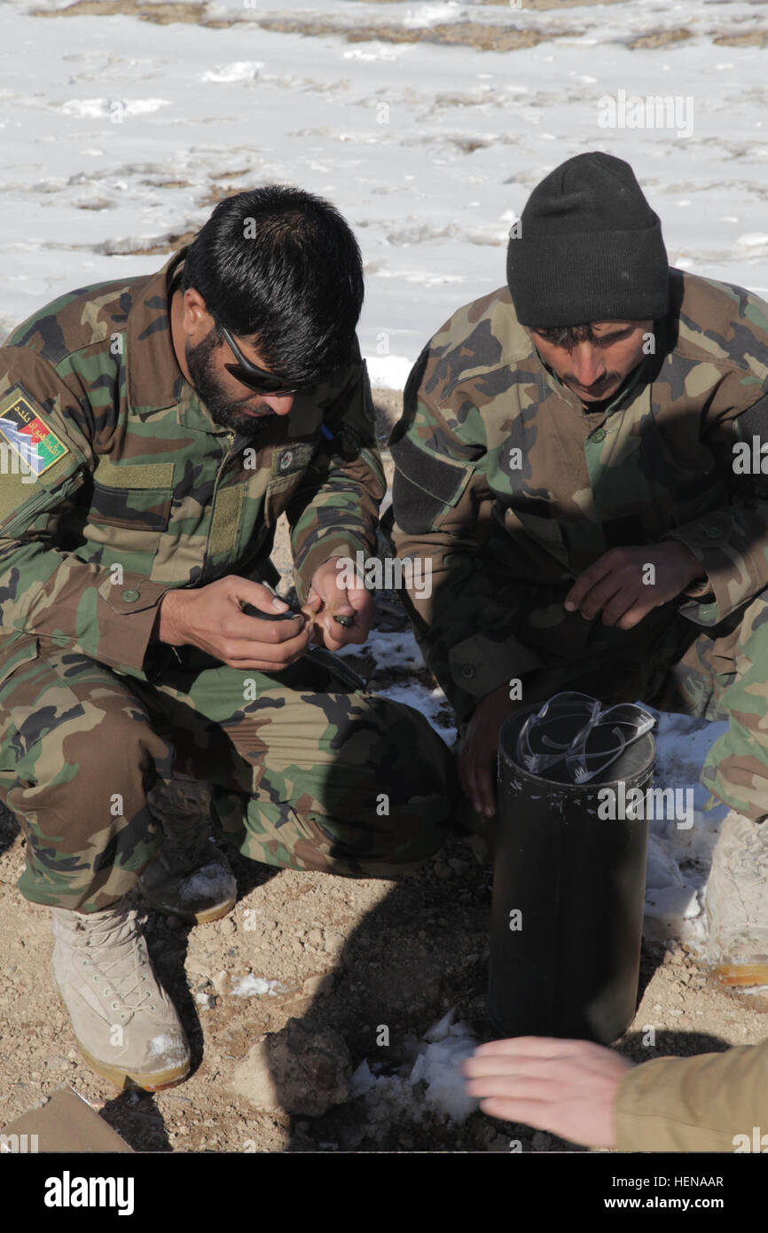 Afghan National Army Special Forces Mitglieder mit der 8. spezielle Operationen Kandak vorbereiten Ausrüstung für die abschließende praktische Prüfung für eine explosive Gefahr Reduktionspfad in Pul-e-Alam Bezirk von Logar Provinz, Afghanistan, 11. Januar 2014. Der Kurs afghanischen Service-Mitglieder wie in Gebieten mit hohem Potenzial für mit Sprengstoff zu bedienen. (US Armee-Foto von Pfc. Andrew Miller/freigegeben) Afghan National Army Special Forces Mitglieder mit der 8. spezielle Operationen Kandak vorbereiten Ausrüstung für die abschließende praktische Prüfung für eine explosive Gefahr Reduktionspfad in Pul-e-Alam distr Stockfoto