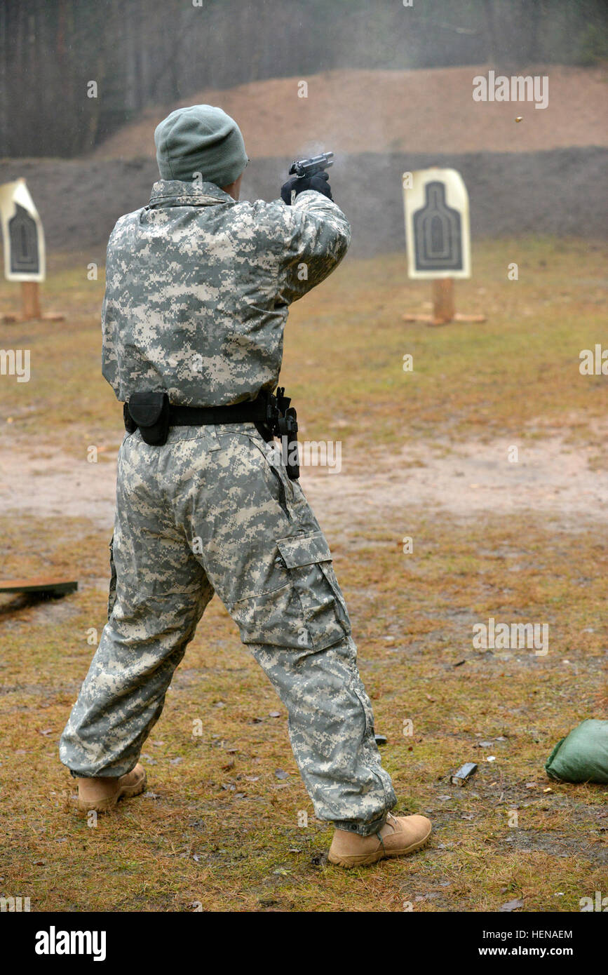 US Armee Sgt. 1. Klasse Jose J. Mejia, zugewiesen, 615th Militärpolizei (MP), 18. MP Brigade feuert eine M9 Pistole während Waffen-Qualifikation am 7. Armee gemeinsame multinationale Ausbildung des Befehls (JMTC) Grafenwöhr Training Area, in Deutschland, 13. Januar 2014.  (US Armee-Foto von Gertrud Zach/freigegeben)... US Armee Sgt. 1. Klasse Jose J. Mejia, zugewiesen, 615th Militärpolizei (MP), 18. MP Brigade feuert eine M9 Pistole während Waffen Qualifikation bei der 7. Armee gemeinsame multinationale Ausbildung des Befehls (JMTC) 140113-A-HE359-032 Stockfoto